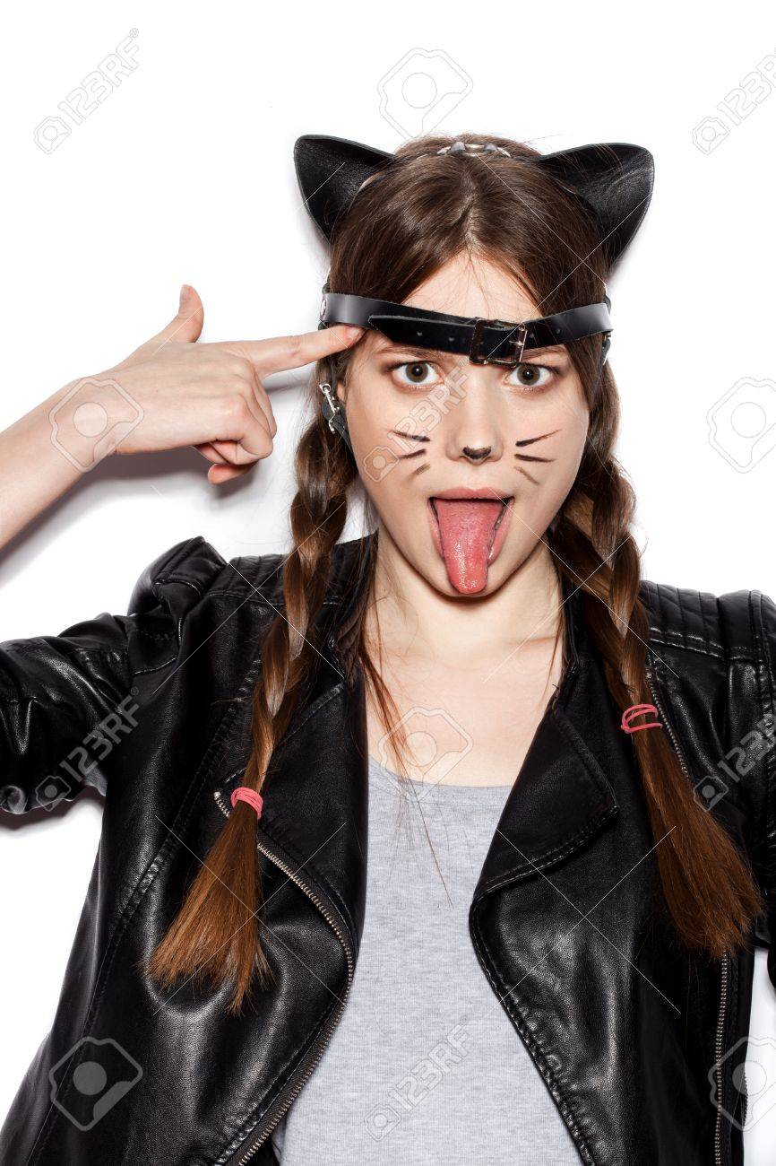 Funny Girl Represente Aussi Petit Chat Femme Avec Maquillage Lumineux Coiffure De Jeune Fille Avec Des Oreilles De Chat En Cuir Et Tresses Amusant Sur Fond Blanc Non Isole Banque D Images Et