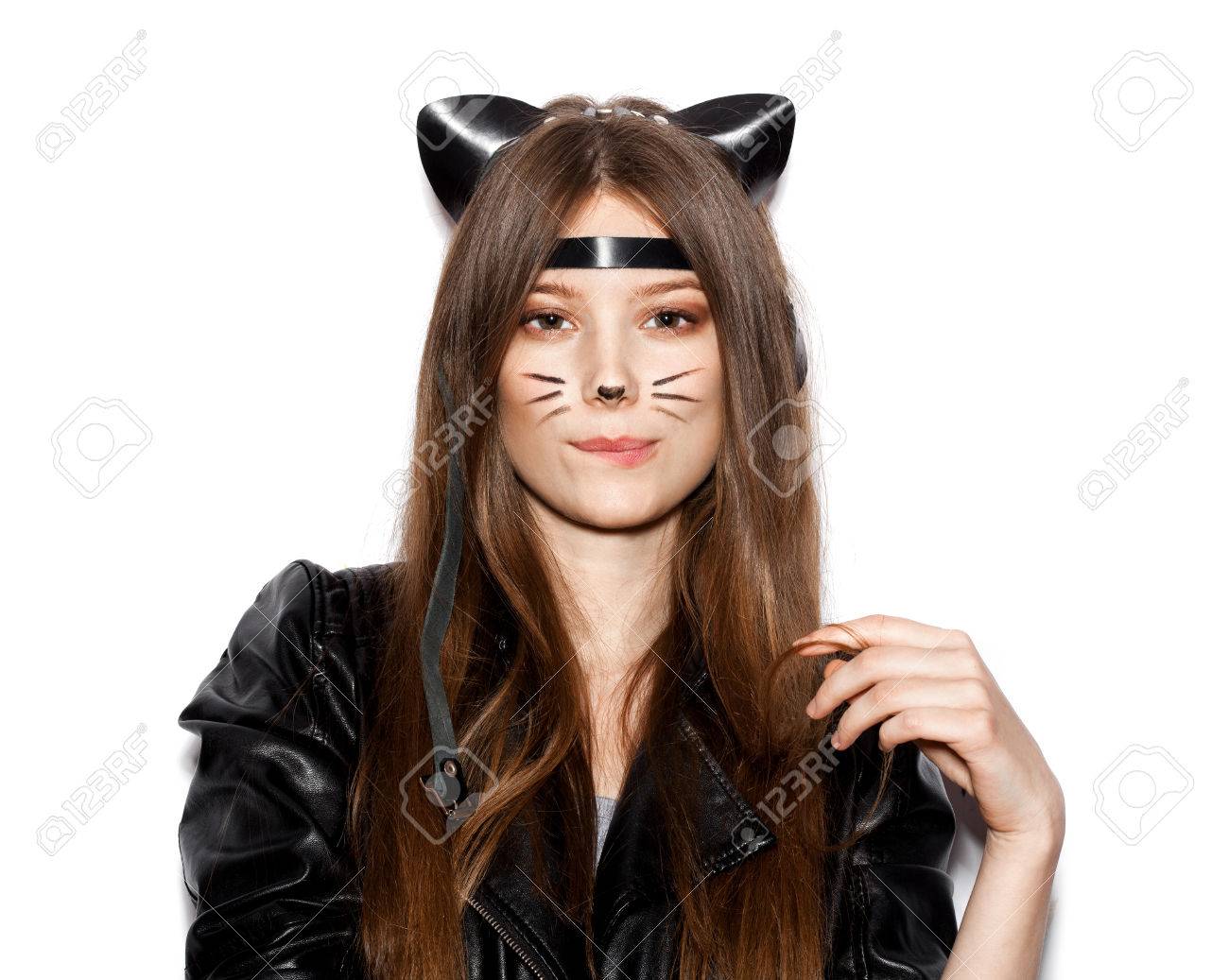 Funny Girl Represente Aussi Petit Chat Femme Avec Maquillage Lumineux Coiffure De Jeune Fille Avec Des Oreilles De Chat En Cuir Amusant Sur Fond Blanc Non Isole Banque D Images Et Photos Libres