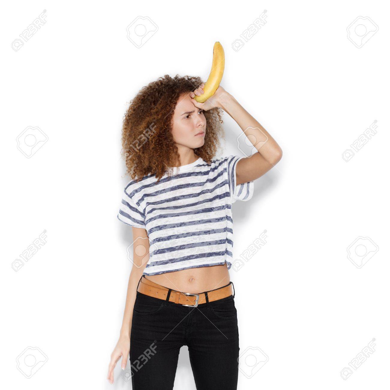 バナナとからかって若いきれいな女の子 白地にユニコーンとしてバナナをいない保持アフロの髪型で女性の分離 の写真素材 画像素材 Image バナナとからかって若いきれいな女の子 白地にユニコーンとしてバナナをいない保持アフロの髪型で女性の分離 の写真素材 画像素材 Image