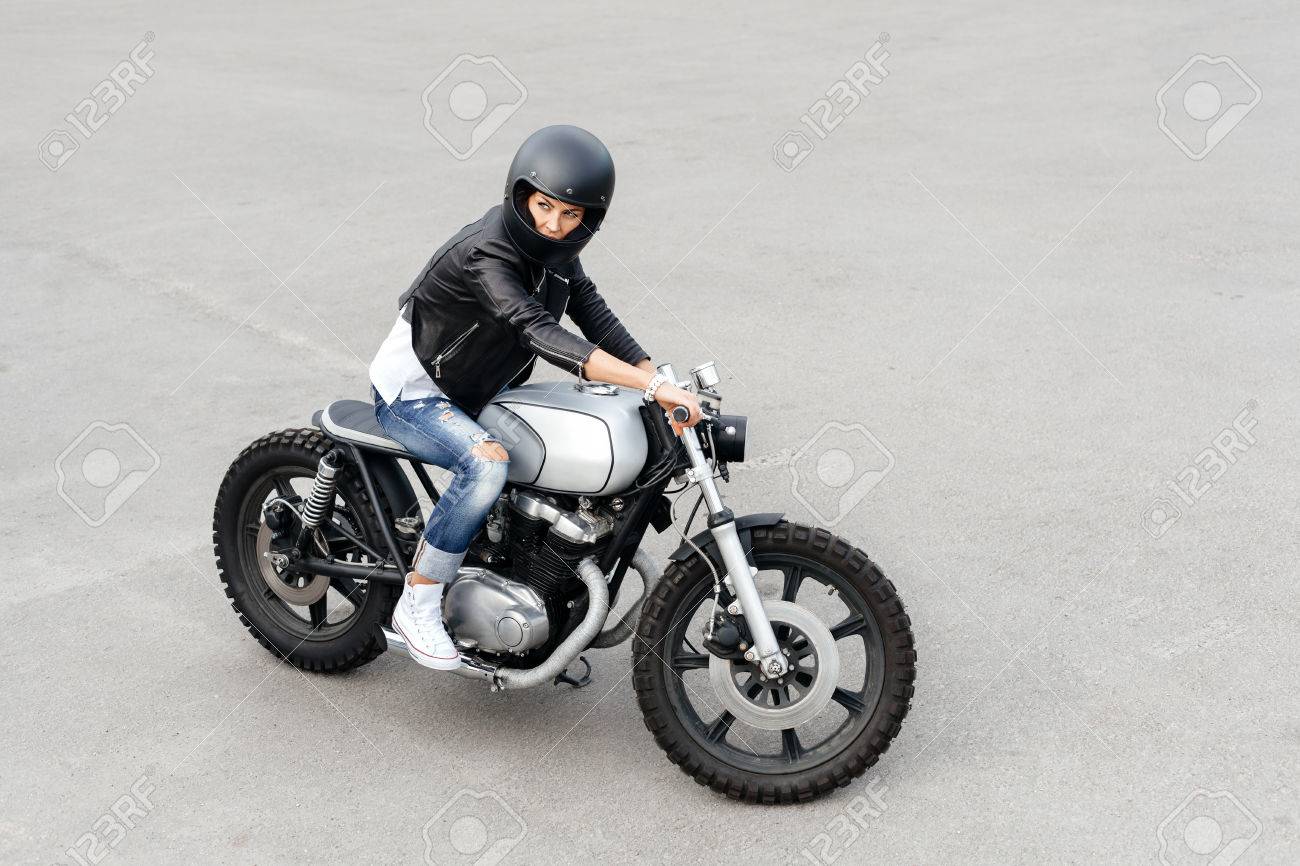 ビンテージ カスタム バイクに座ってバイク女性のアウトドア ライフ スタイルの肖像画 の写真素材 画像素材 Image 6016