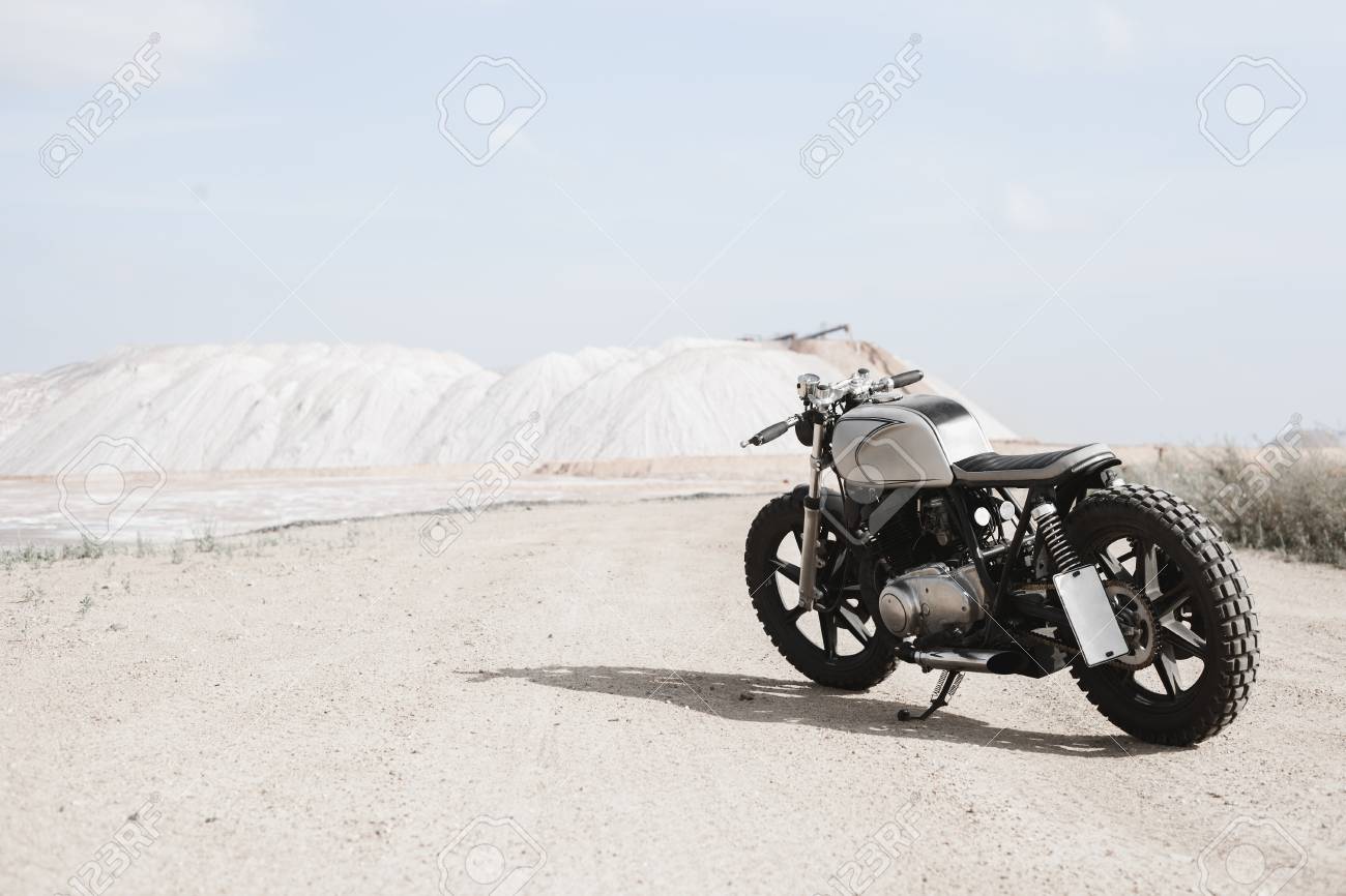 カスタム カフェ レーサー バイク駐車道路右側 サンセット 海の背景 誰も の写真素材 画像素材 Image カスタム カフェ レーサー バイク駐車道路右側 サンセット 海の背景 誰も の写真素材 画像素材 Image