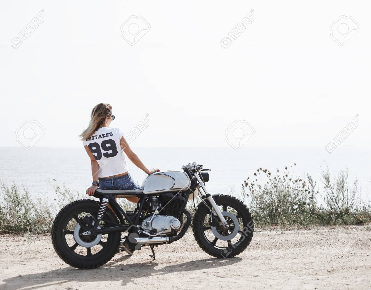 カスタム カフェ レーサー バイク駐車道路右側 サンセット 海の背景を持つ若い女性バイカー誰も の写真素材 画像素材 Image カスタム カフェ レーサー バイク駐車道路右側 サンセット 海の背景を持つ若い女性バイカー誰も の写真素材 画像素材 Image