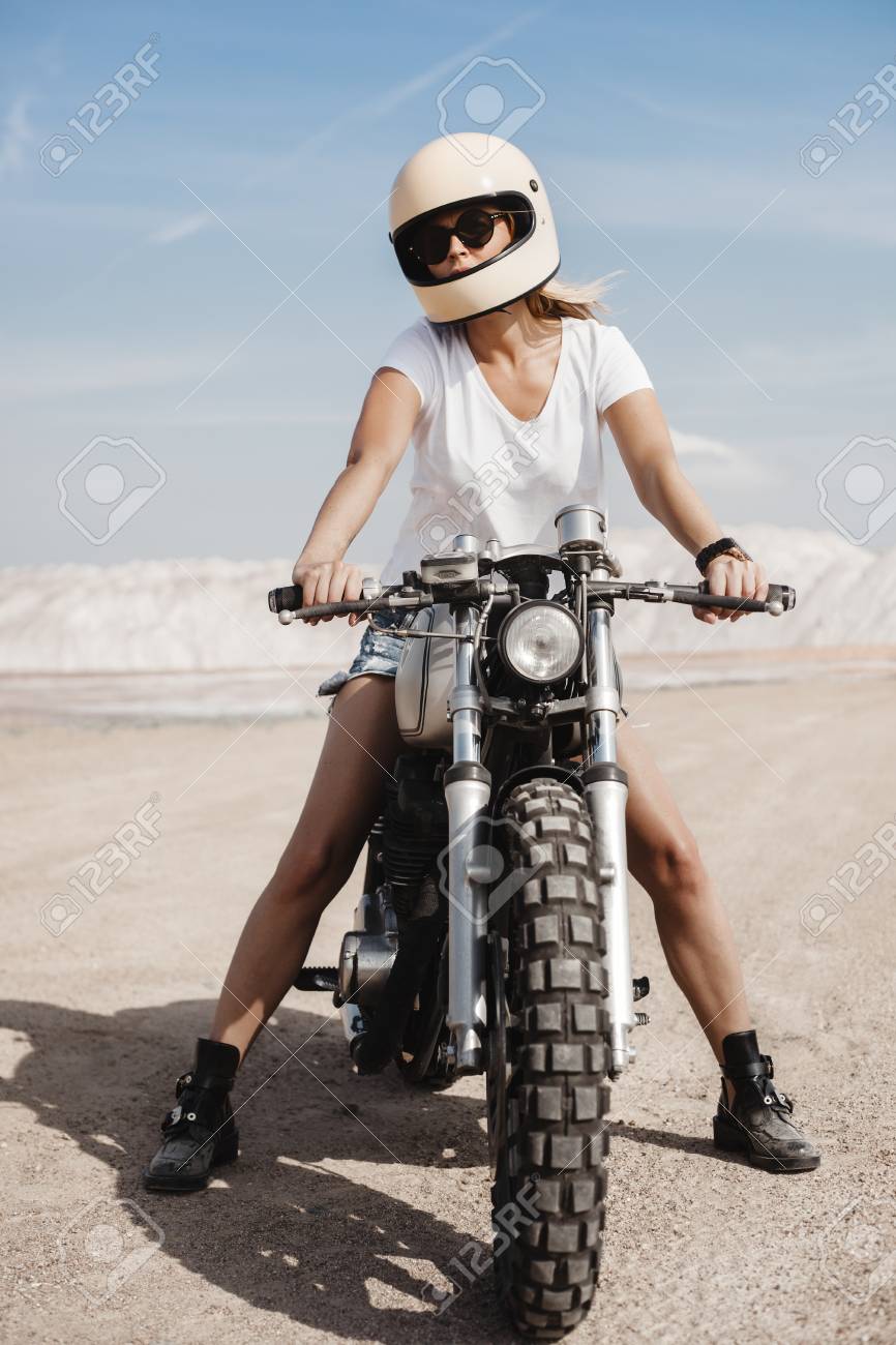 砂漠で彼女のカスタム構築されたカフェ レーサーのバイクに座ってヘルメットでセクシーな女性ライダー の写真素材 画像素材 Image 砂漠で彼女のカスタム構築されたカフェ レーサーのバイクに座ってヘルメットでセクシーな女性ライダー の写真素材 画像素材 Image