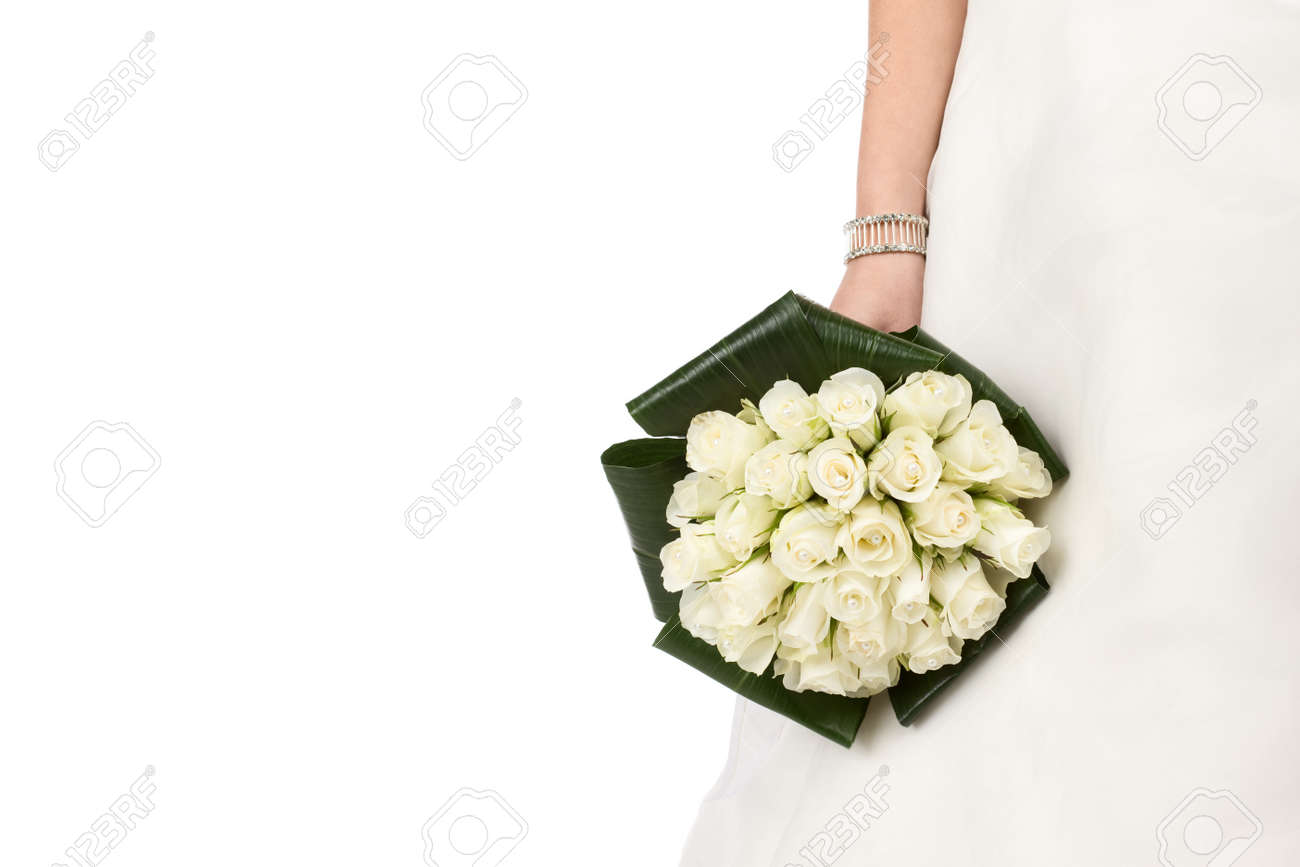 ウェディング ブーケ白バラと緑の葉の花嫁の手の中 の写真素材 画像素材 Image