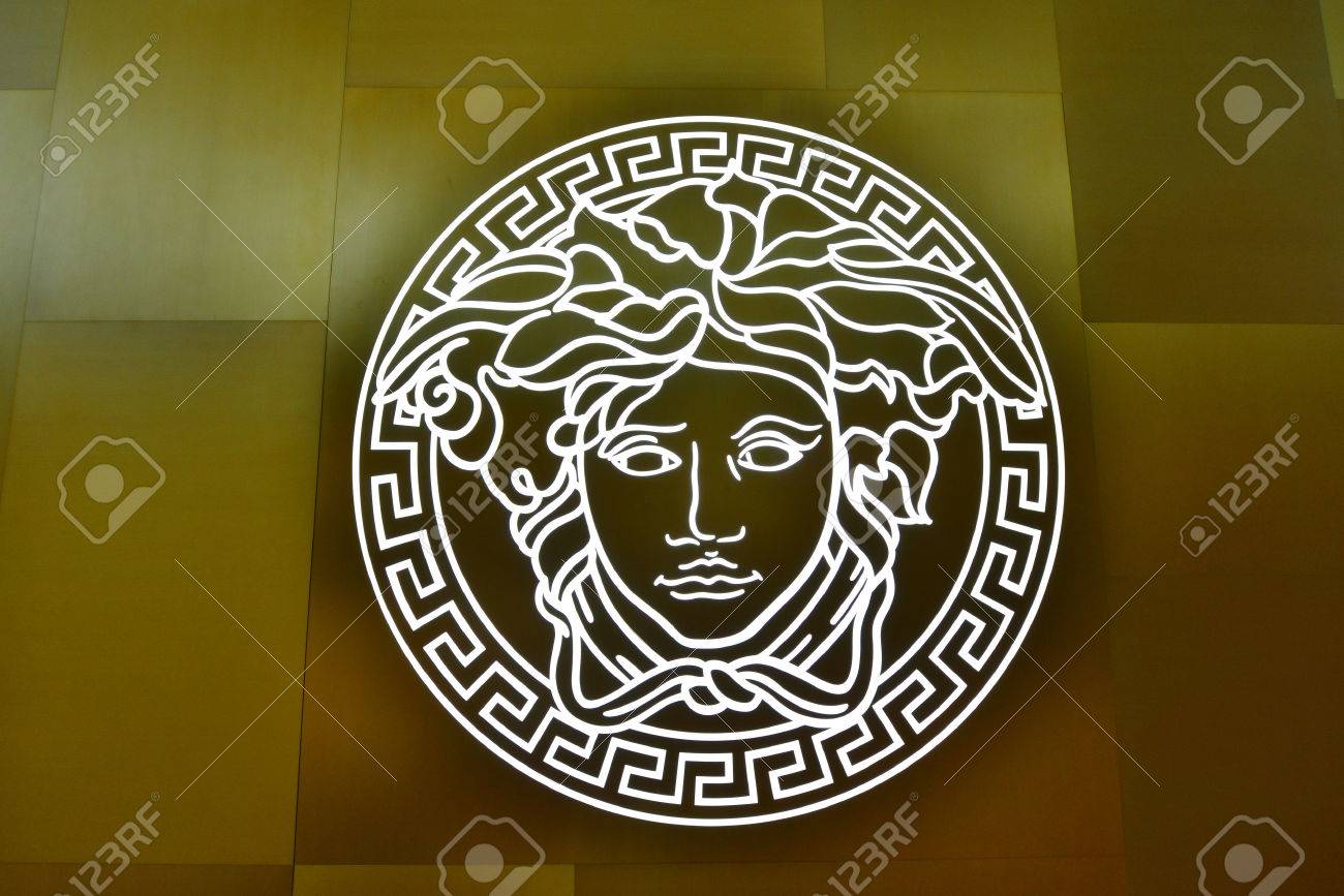Versace ロゴ看板 SINGAPORE - NOVEMBER 18, 2015: Close Us Shot Of Versace Logo