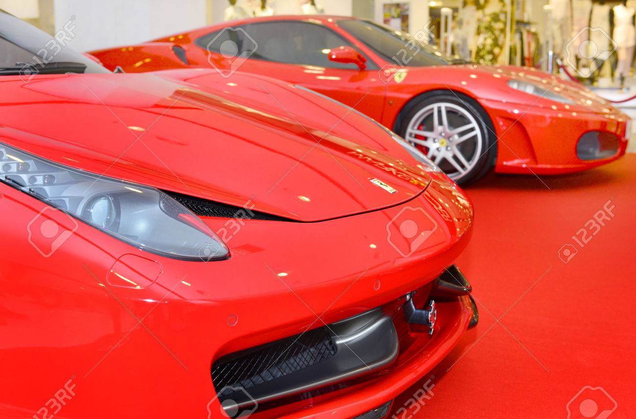 バンコク タイ June1 16 フェラーリのスポーツカー イタリアの週 16 世界の中心街にあるショッピング モールで フェラーリは イタリアの高級スポーツカー メーカーです エンツォ フェラーリによって設立されました の写真素材 画像素材 Image