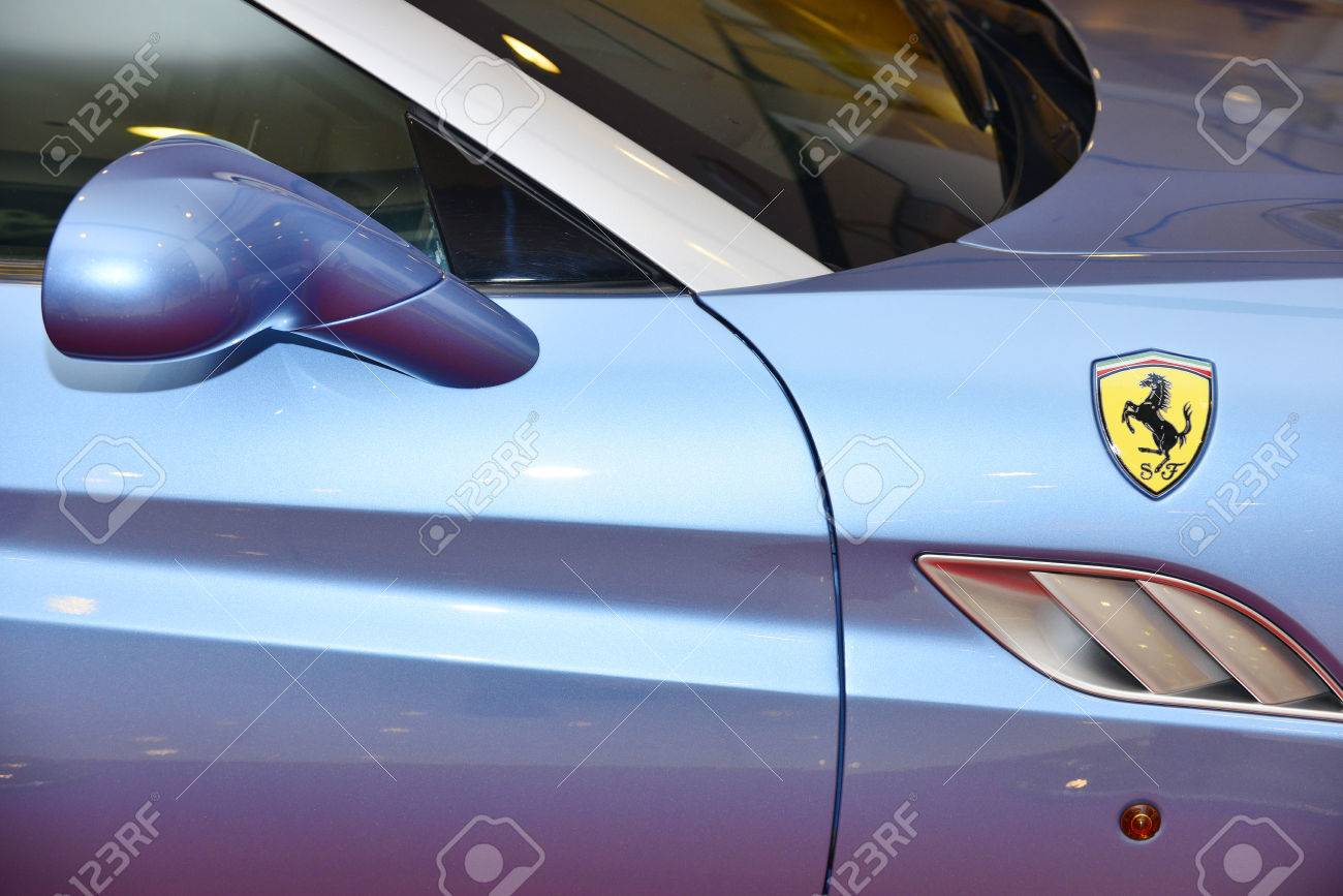 バンコク タイ June1 16 スポーツ車にフェラーリのロゴ イタリアの週 16 世界の中心街にあるショッピング モールで フェラーリは イタリアの高級スポーツカー メーカーです エンツォ フェラーリによって設立されました の写真素材 画像素材 Image バンコク タイ June1 16 スポーツ車にフェラーリのロゴ イタリアの週 16 世界の中心街にあるショッピング モールで フェラーリは イタリアの高級スポーツカー メーカーです エンツォ フェラーリによって設立されました の写真素材 画像素材 Image