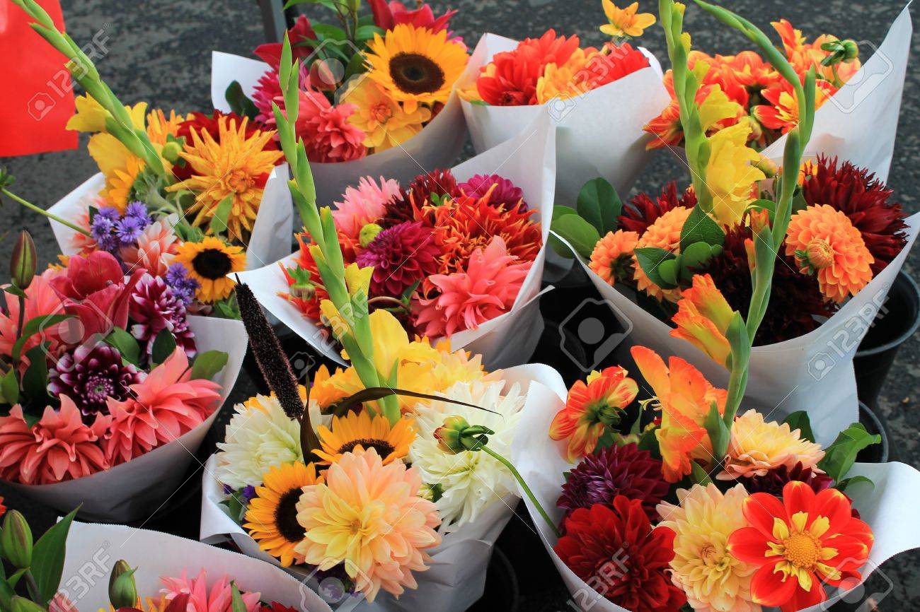 Bouquets Colorés De Fleurs Coupées Mixtes Pour Sate Au Marché Dun Agriculteur Urbain Dans Le Pacifique Nord Ouest