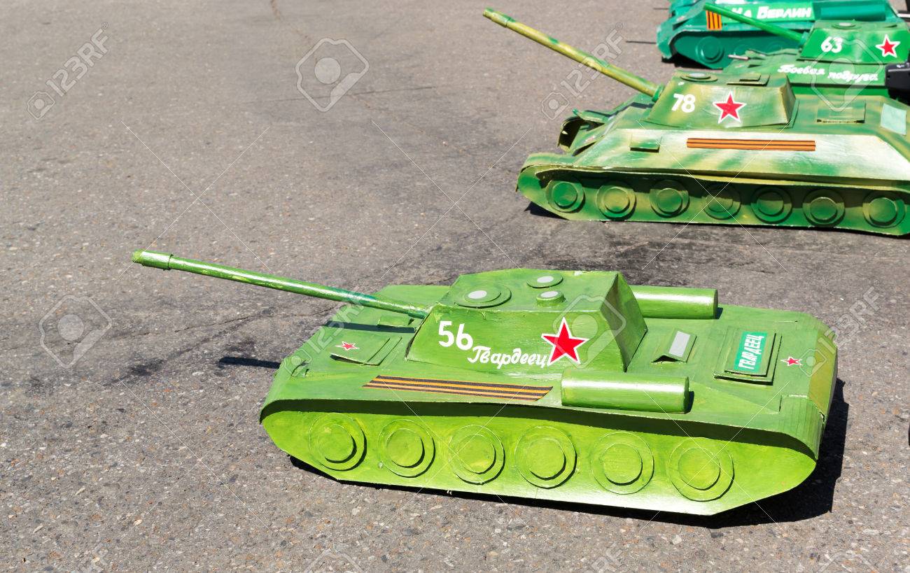 Línea De Los Tanques Ruso De La Segunda Guerra Mundial A Control Remoto En El Asfalto Fotos Retratos Imágenes Y Fotografía De Archivo Libres De Derecho Image 41579955