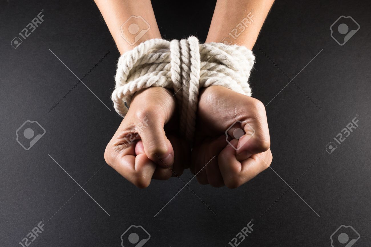 Weiss Weibliche Hande In Fesseln Mit Weissen Seil Gebunden Lizenzfreie Fotos Bilder Und Stock Fotografie Image 44033179