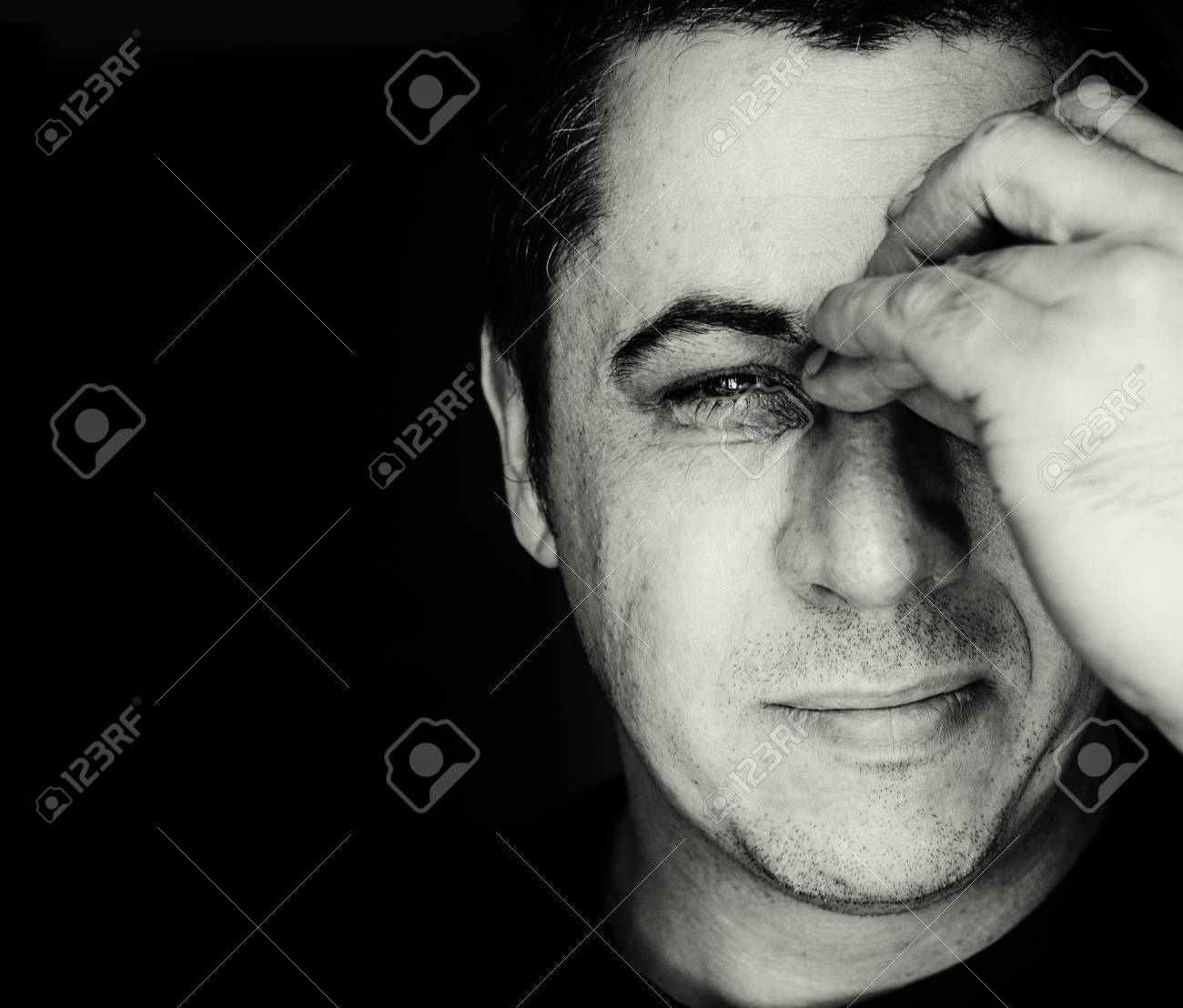 真ん中の頭の肖像画に近い歳若い黒と白のモノクロで男性を探しています 男は フロントおでこ領域で頭の痛みから明らかに痛み で彼の手のひらで彼の鼻や副鼻腔の領域を保持します 彼の表現は 不快感や痛みを伴う の写真素材 画像素材 Image 真ん中の頭の肖像画に近い歳若い黒と白のモノクロで男性を探しています 男は フロントおでこ領域で頭の痛みから明らかに痛み で彼の手のひらで彼の鼻や副鼻腔の領域を保持します 彼の表現は 不快感や痛みを伴う の写真素材 画像素材 Image