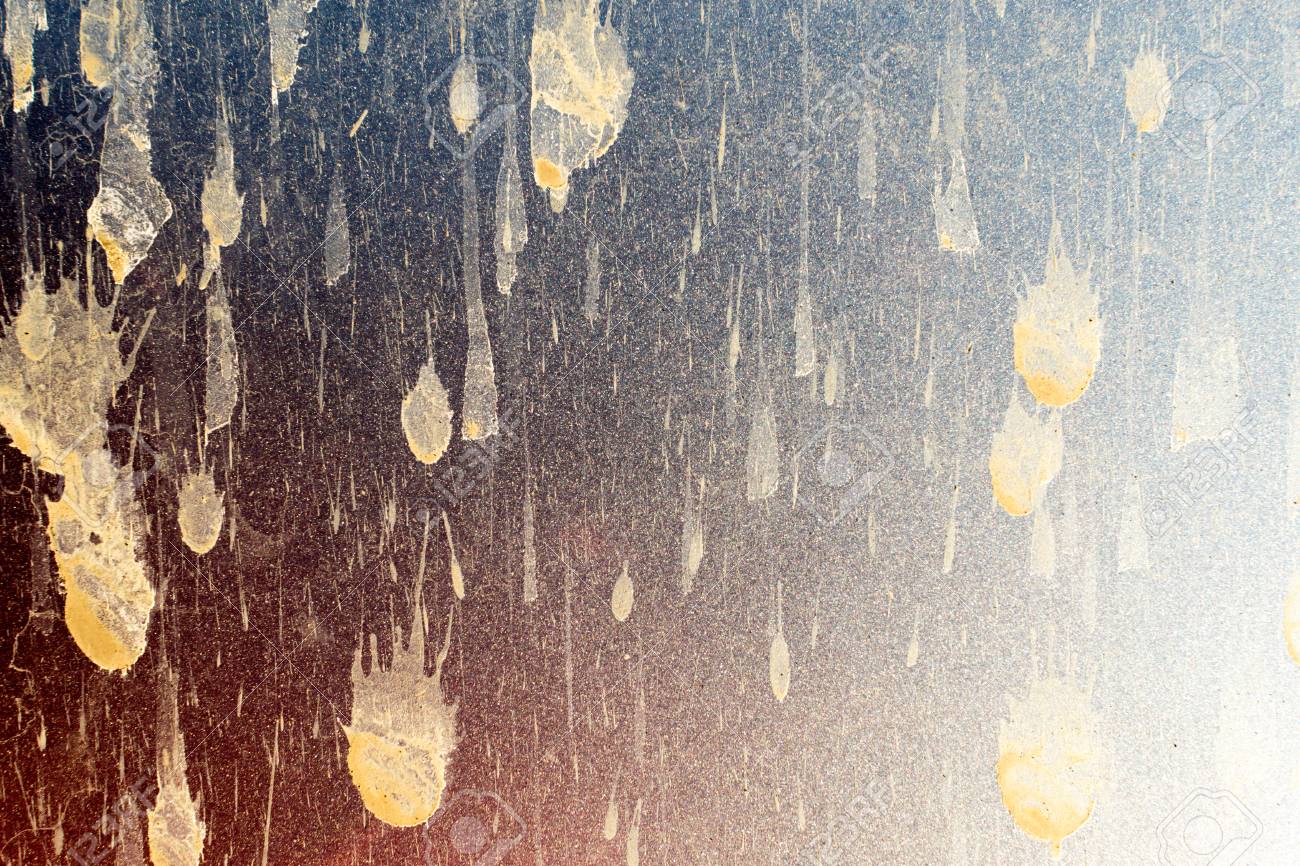 汚い泥はねする動的抽象末尾パターンの日光の下で車のメタリック ブルーの金属ボディの乾燥に の写真素材 画像素材 Image