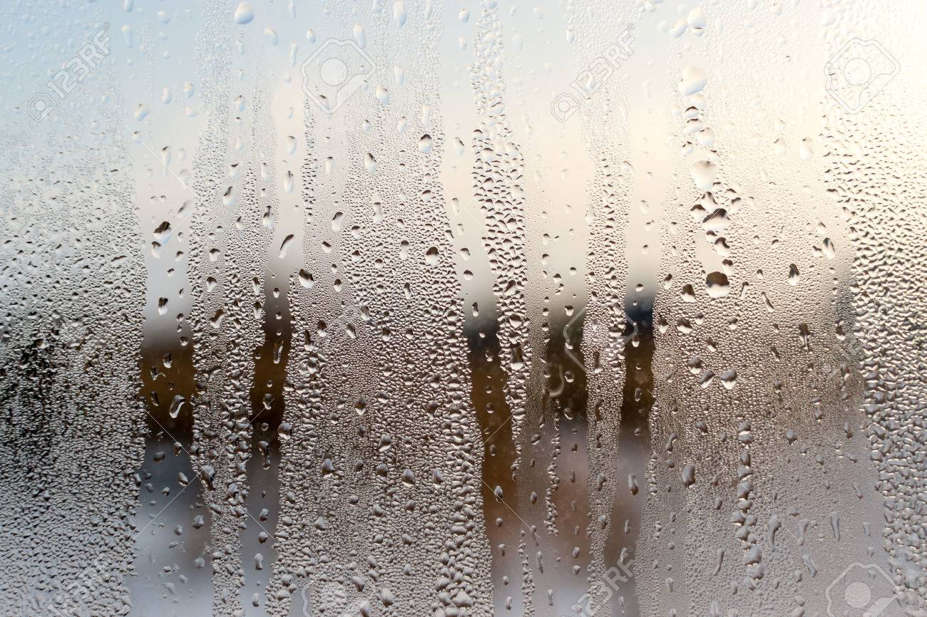 凝縮フォームとは 透明なガラスの家の内部の窓の表面に水滴します 多重背景テクスチャには 茶色の色が用意されています 建築国内概念と背景の領域をコピーします の写真素材 画像素材 Image