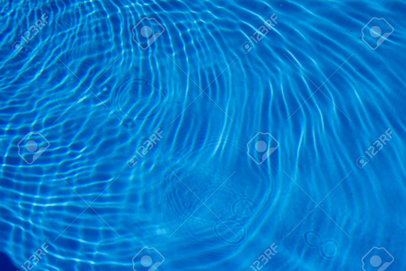 スイミング プールの青い水の波紋 水滴は 暗い青面に小さな波を引き起こします の写真素材 画像素材 Image スイミング プールの青い水の波紋 水滴は 暗い青面に小さな波を引き起こします の写真素材 画像素材 Image