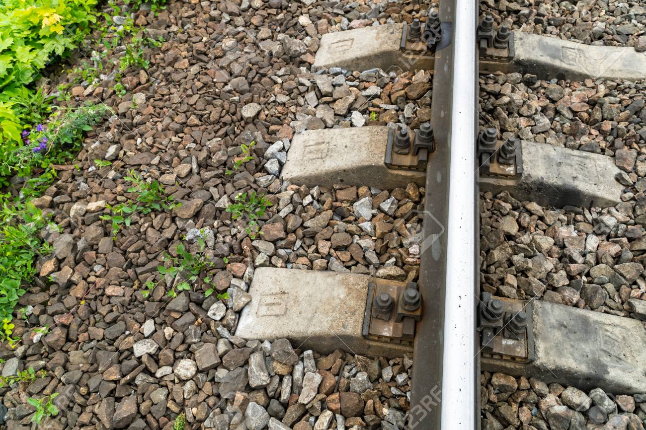 古い錆びた鉄道 コンクリート枕木の間には 測定センサーを備えた1つの木製の枕木があります の写真素材 画像素材 Image