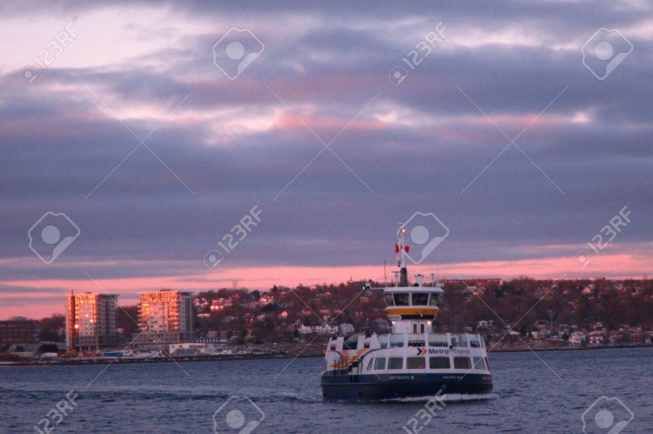 Die Fahre Bei Sonnenuntergang Zwischen Dartmouth Und Halifax Nova Scotia Canada Lizenzfreie Fotos Bilder Und Stock Fotografie Image