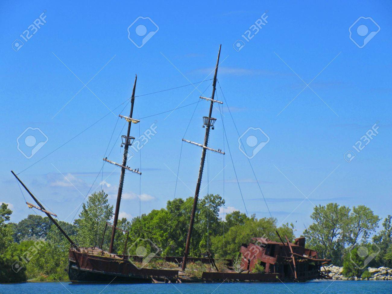 エリー湖に放棄された難破船 の写真素材 画像素材 Image