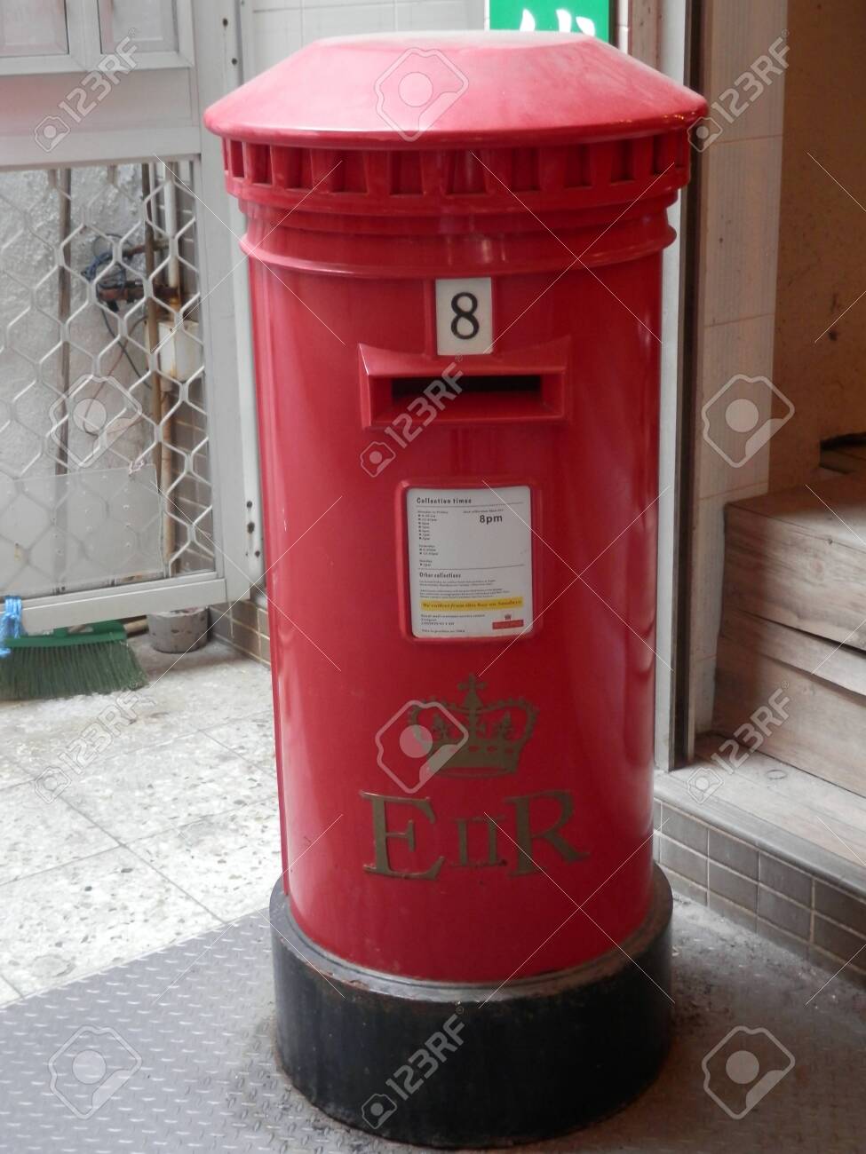 香港の漁村でまだ使用されている赤い郵便ポストの写真素材・画像素材 Image 136525213