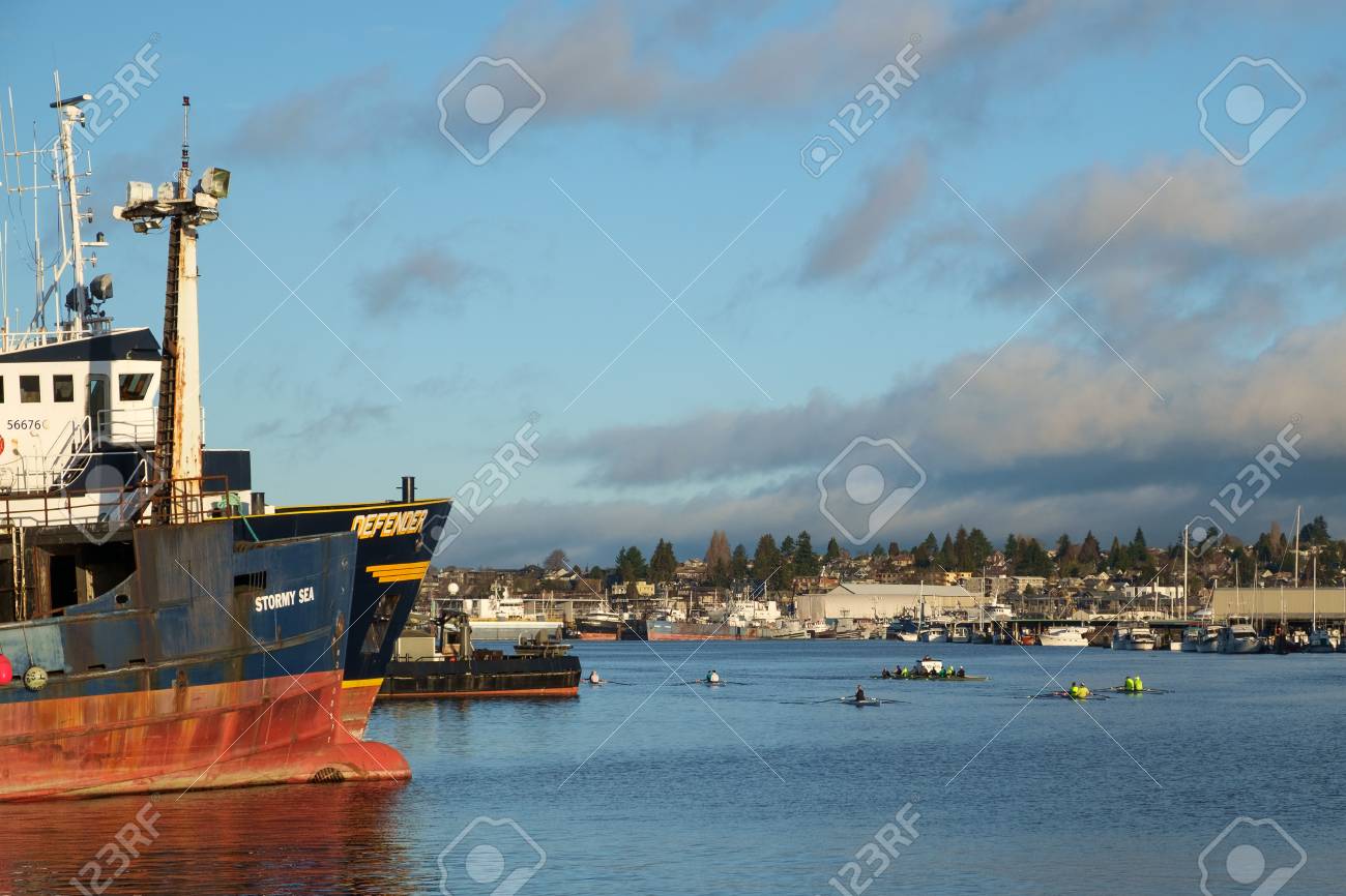 過去の大規模な商業漁船漁業ターミナル シアトル ワシントンにドッキングされているシアトル Wa 米国 17 年 3 月 4 日 ワシントン湖のロウイング クラブのメンバー行 の写真素材 画像素材 Image