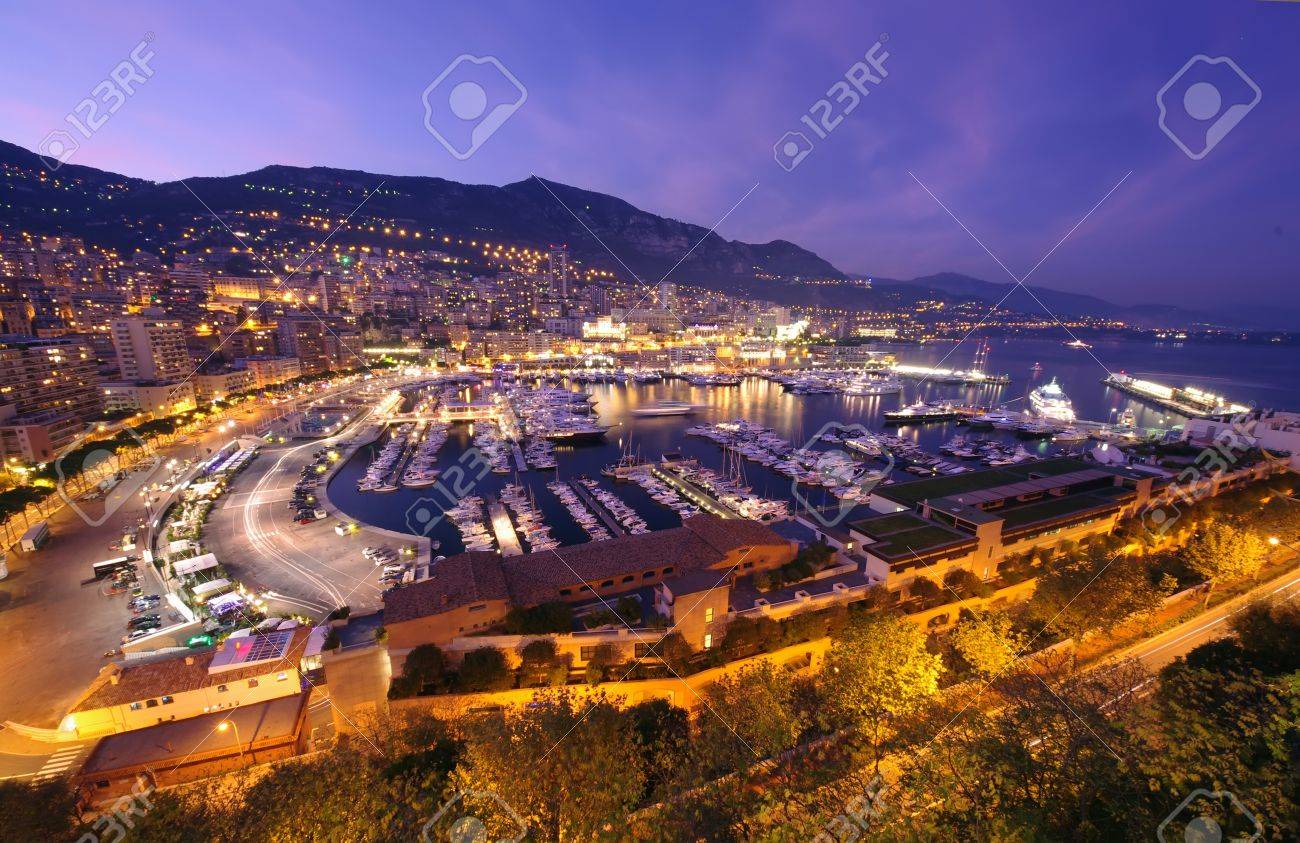モナコの港の monte carlo の夜景 ロイヤリティーフリーフォト