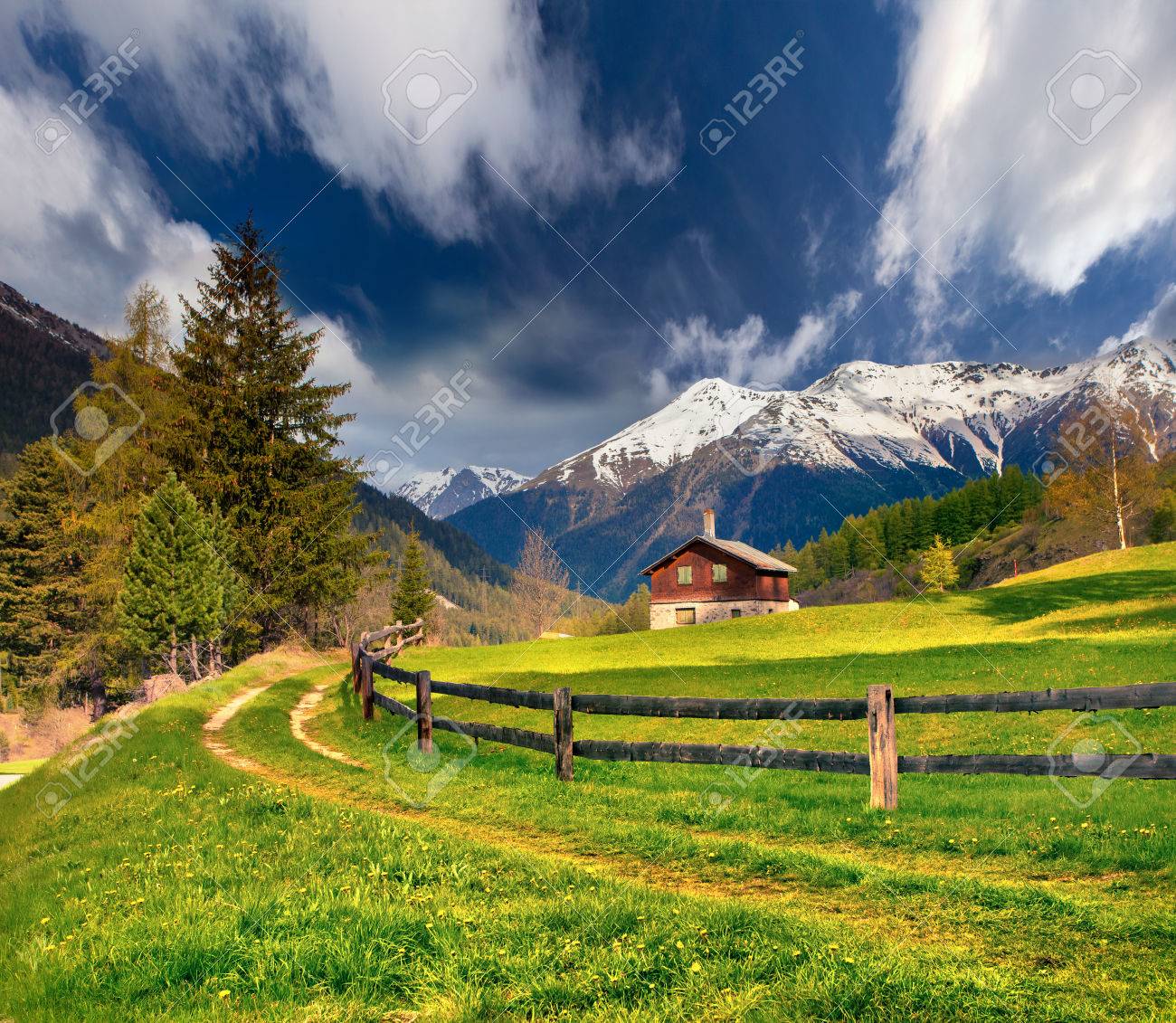 スイス アルプスの美しい春の風景 の写真素材 画像素材 Image