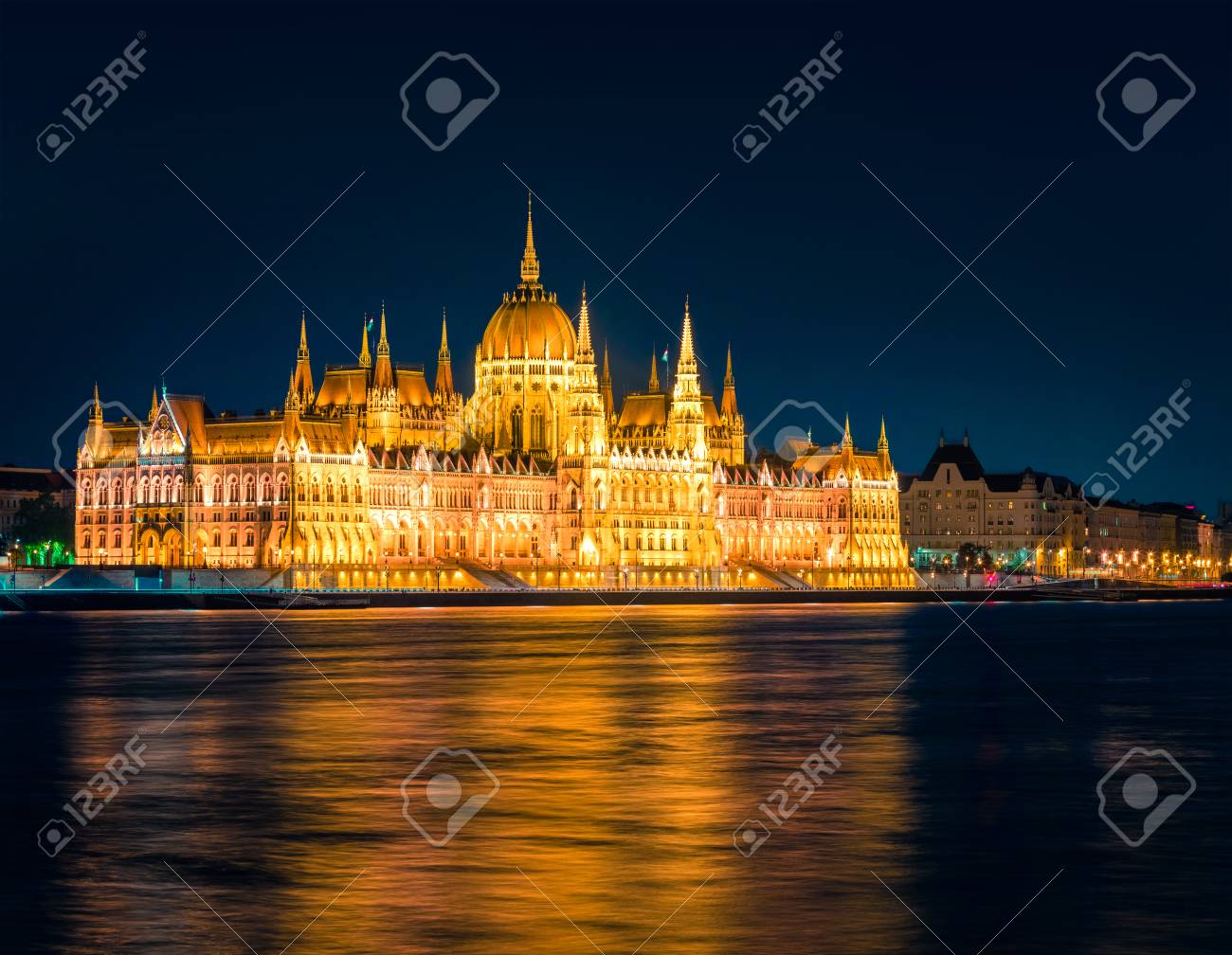 国会議事堂の夕景です ブダペストの夜景は ユネスコ ハンガリー ヨーロッパの世界遺産です 芸術的なスタイルの記事は 写真を処理されます の写真素材 画像素材 Image