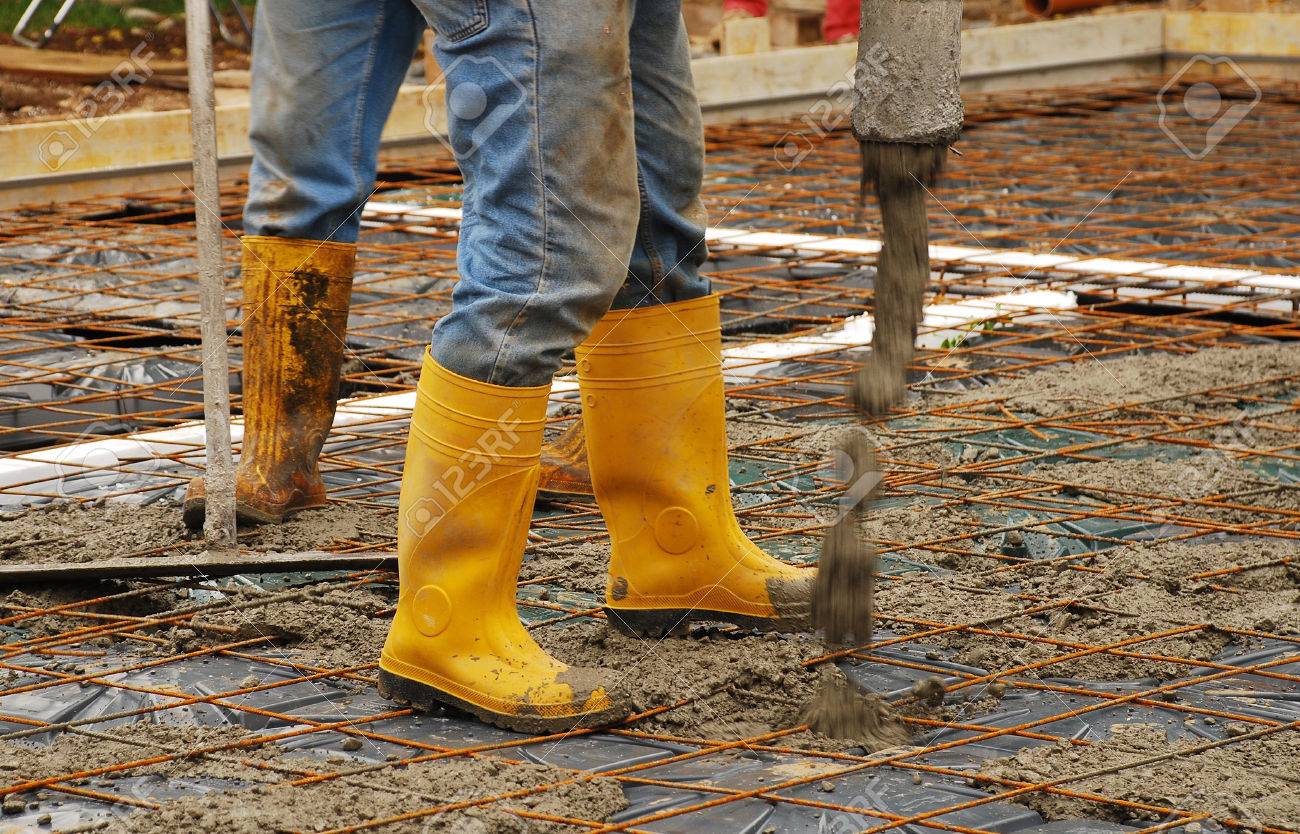 Builders Giessen Beton Auf Den Grundmauern Einer Kleinen Haus Die