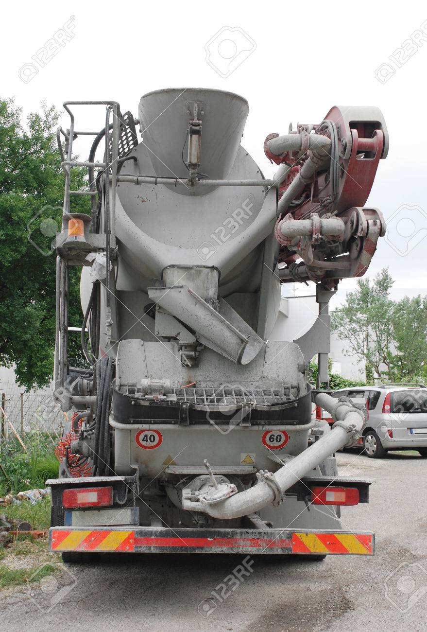 コンクリート ミキサー トラック北東のイタリアそのような車は成分を混合する回転ドラムを使用して サイトに生コンクリートを供給することが小さな国内建物のサイトへ提供するコンクリート の写真素材 画像素材 Image コンクリート ミキサー トラック北東のイタリアそのような車は成分を混合する回転ドラムを使用して サイトに生コンクリートを供給することが小さな国内建物のサイトへ提供するコンクリート の写真素材 画像素材 Image