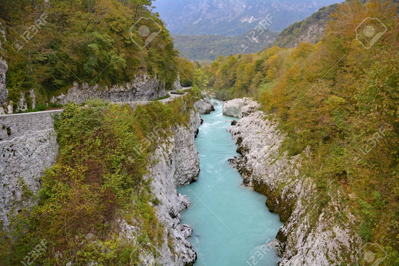 El Rio Soca Llamado Izonso En Italiano Fluye Cerca De Kobarid En El Noroeste De Eslovenia En El Otono Fotos Retratos Imagenes Y Fotografia De Archivo Libres De Derecho Image
