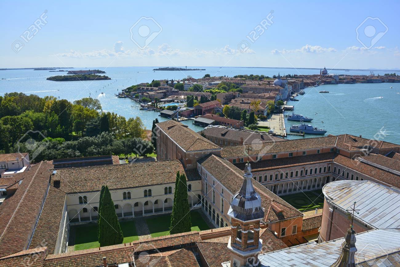 ヴェネツィアのサン ジョルジョ マッジョーレ教会のベルタワーの頂上からの眺めは 教会の中庭と敷地とジュデッカ島を背景に示しています の写真素材 画像素材 Image ヴェネツィアのサン ジョルジョ マッジョーレ教会のベルタワーの頂上からの眺めは 教会の中庭と敷地とジュデッカ島を背景に示しています の写真素材 画像素材 Image