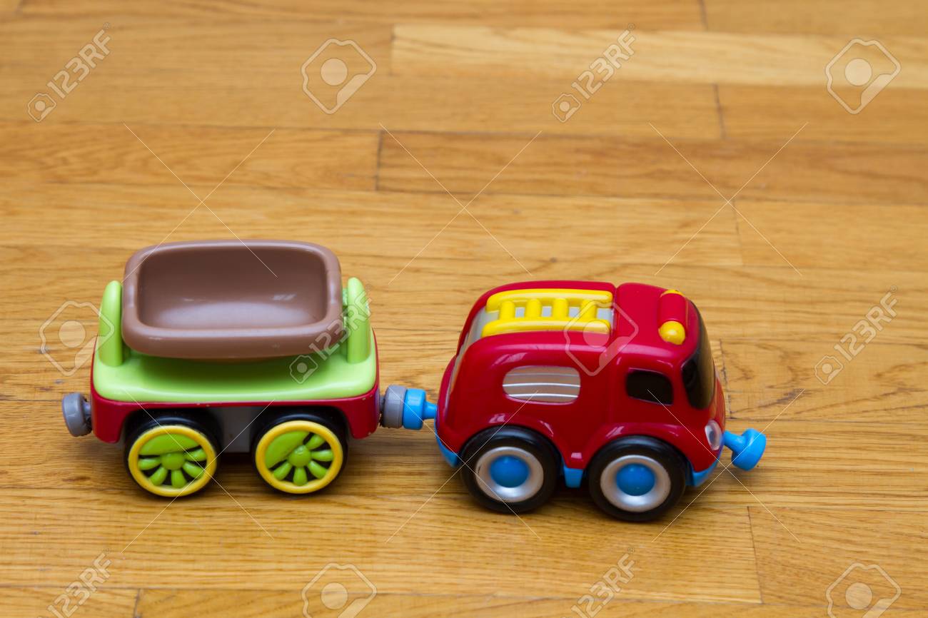 Un Pequeño Juguete Remolque De Con Coche Rojo 9WYH2IED