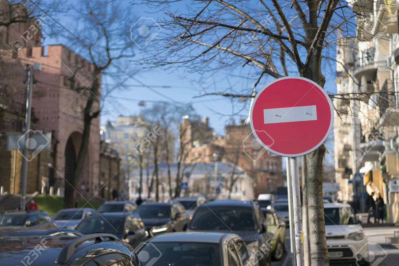 金属製のポールに赤い丸い道路標識 都市部の道路沿いに取り付けられたエントリー道路標識なし の写真素材 画像素材 Image