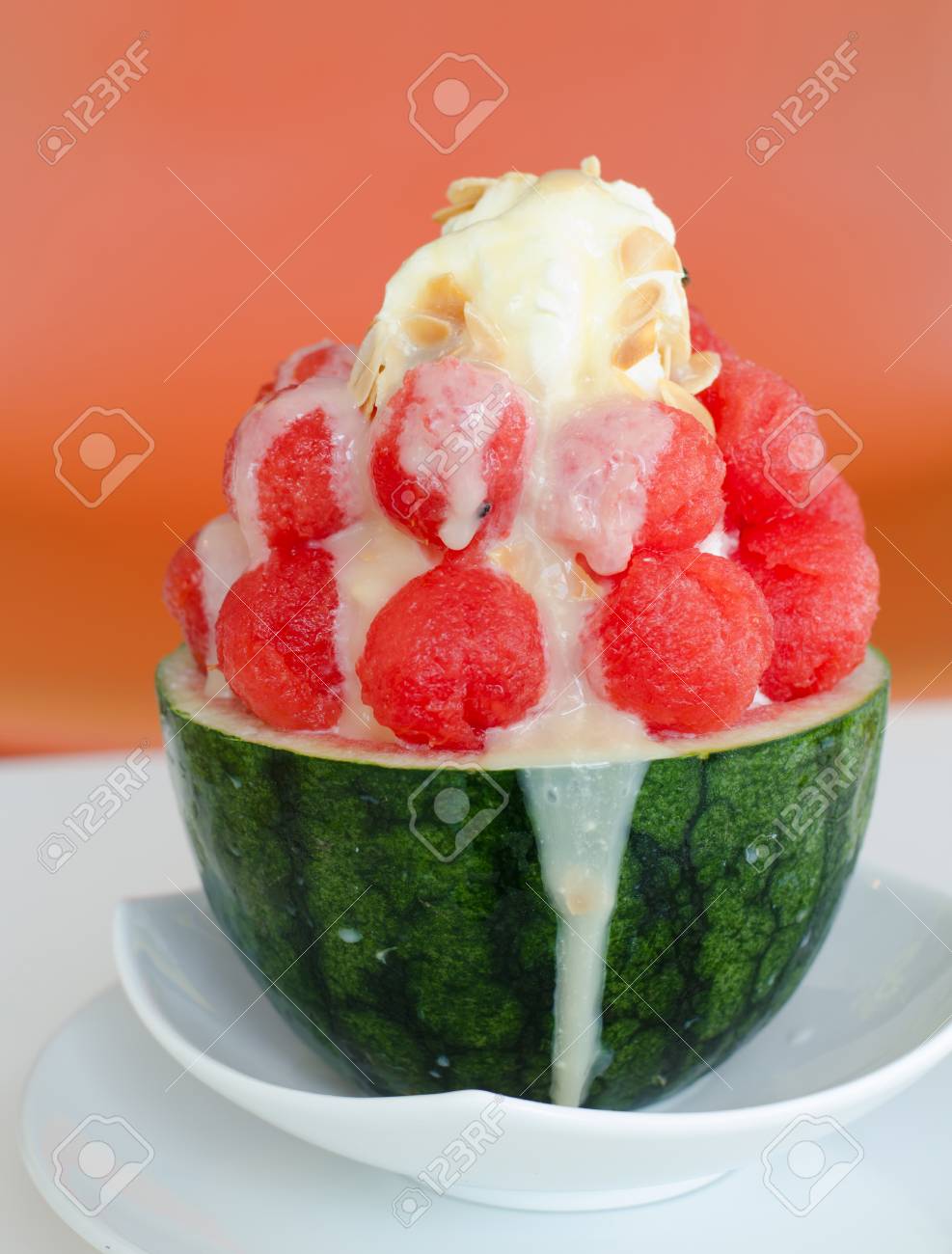 スイカ Bingsu 有名な韓国アイス クリームを氷します の写真素材 画像素材 Image