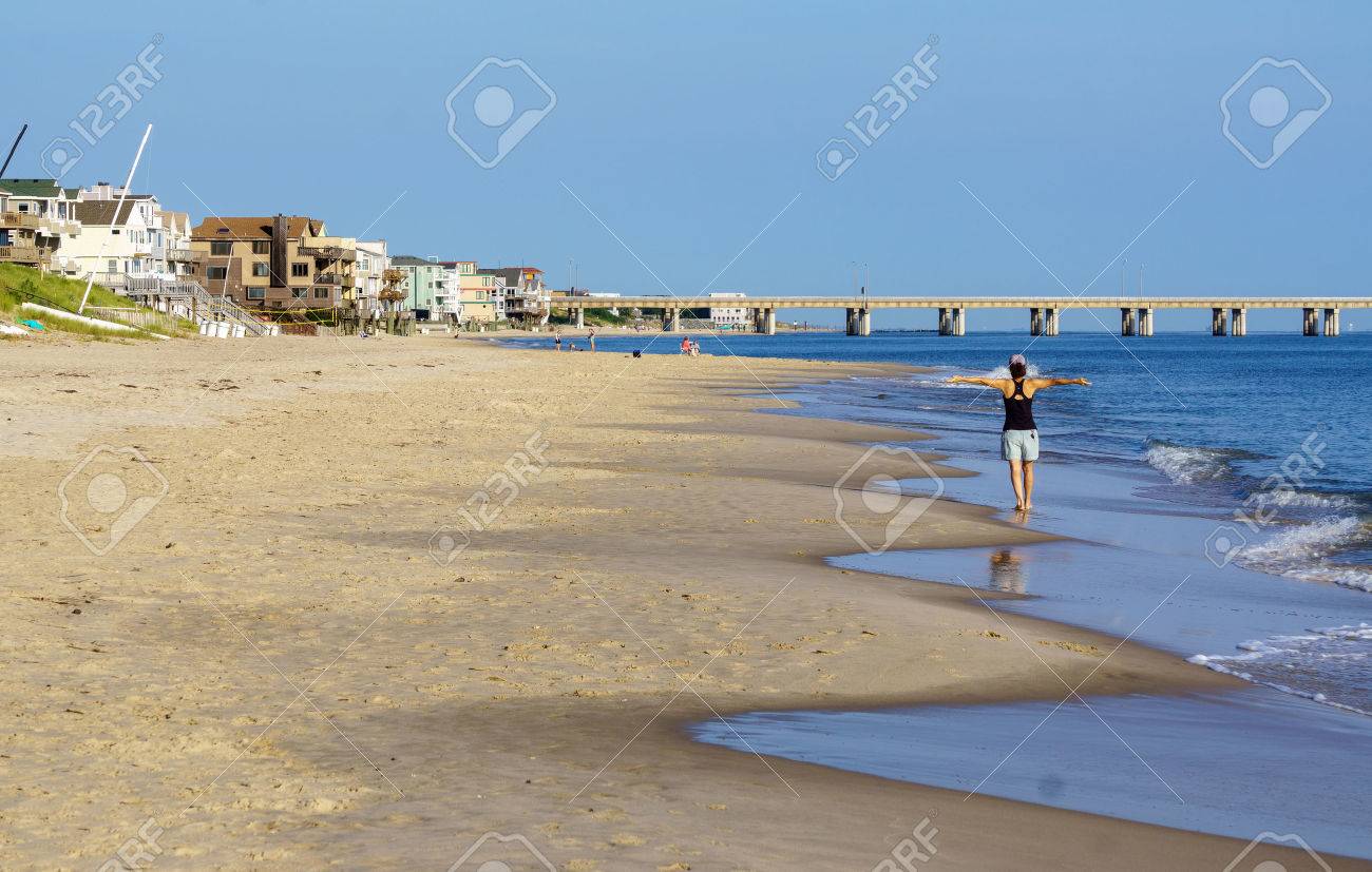 Une Vue Tôt Le Matin De La Plage De Chesapeake Situé à Virginia Beach En Virginie Le Pont De La Baie De Chesapeake Est En Arrière Plan