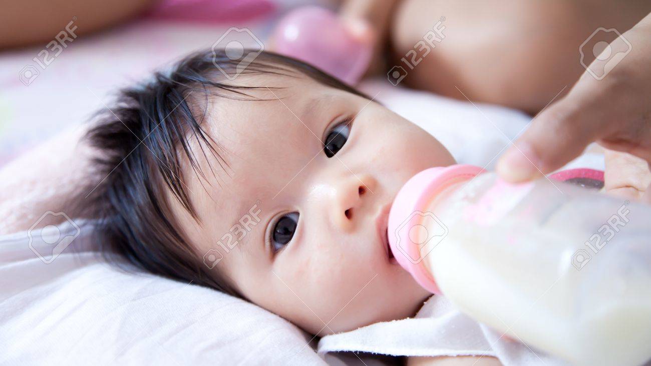 Joli Bebe Boit Du Lait Banque D Images Et Photos Libres De Droits Image 1799
