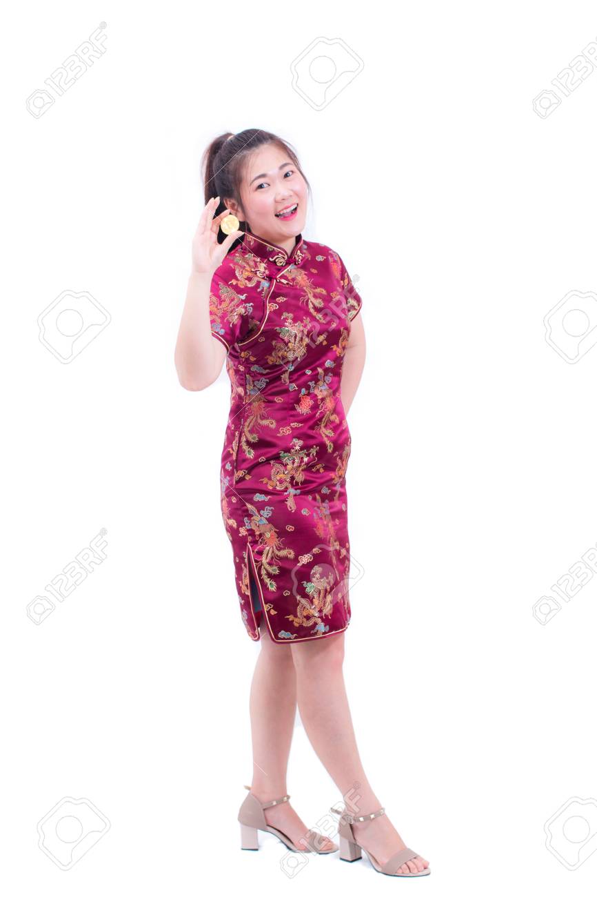 아름 다운 젊은 아시아 여자 중국 드레스를 입고 전통적인 Cheongsam 또는 흰색 배경에 고립 황금 Bitcoin를 들고 손으로  Qipao. 로열티 무료 사진, 그림, 이미지 그리고 스톡포토그래피. Image 93526786