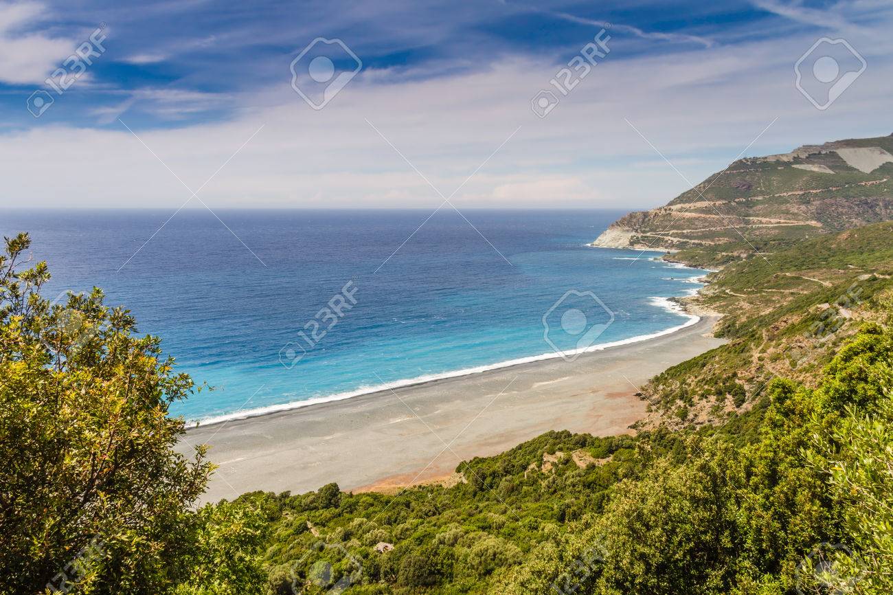 La Plage De Sable Noir Et Abondoned Mine Damiante à Proximité Du Village De Nonza Sur Le Cap Corse En Corse