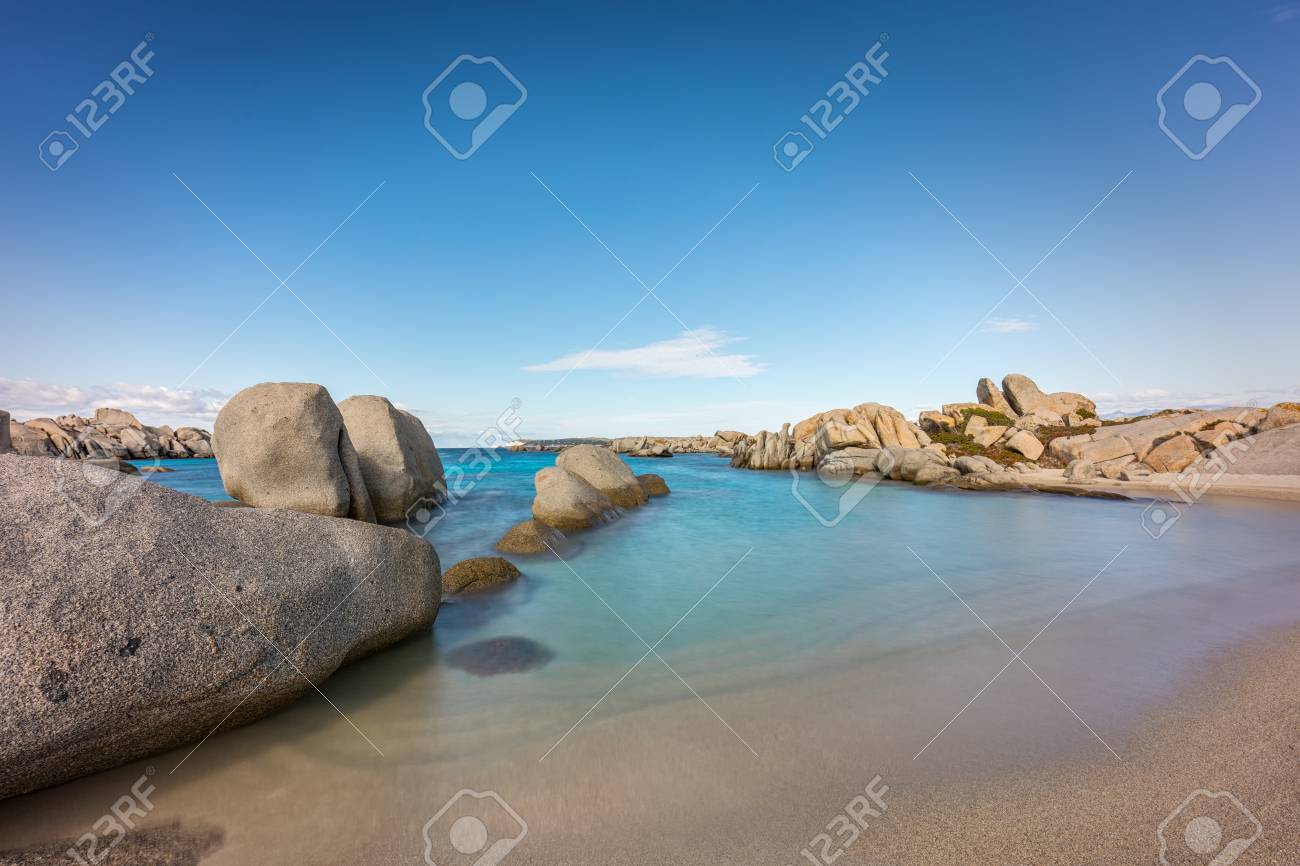 Plage De Sable Déserte Et Rochers Sur La Côte De Lîle De Cavallo Près De La Corse En France Avec Ciel Bleu Méditerranéen Et Bleu