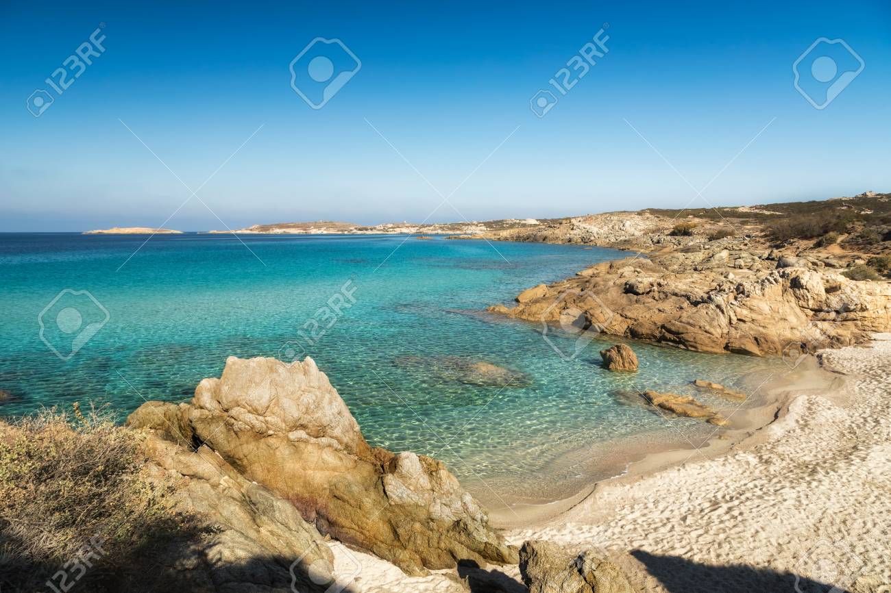 Côte Rocheuse Et Petite Plage De Sable Près De Lumio Dans La Région De La Balagne En Corse Avec La Mer Méditerranée Turquoise Et Ciel Bleu Clair