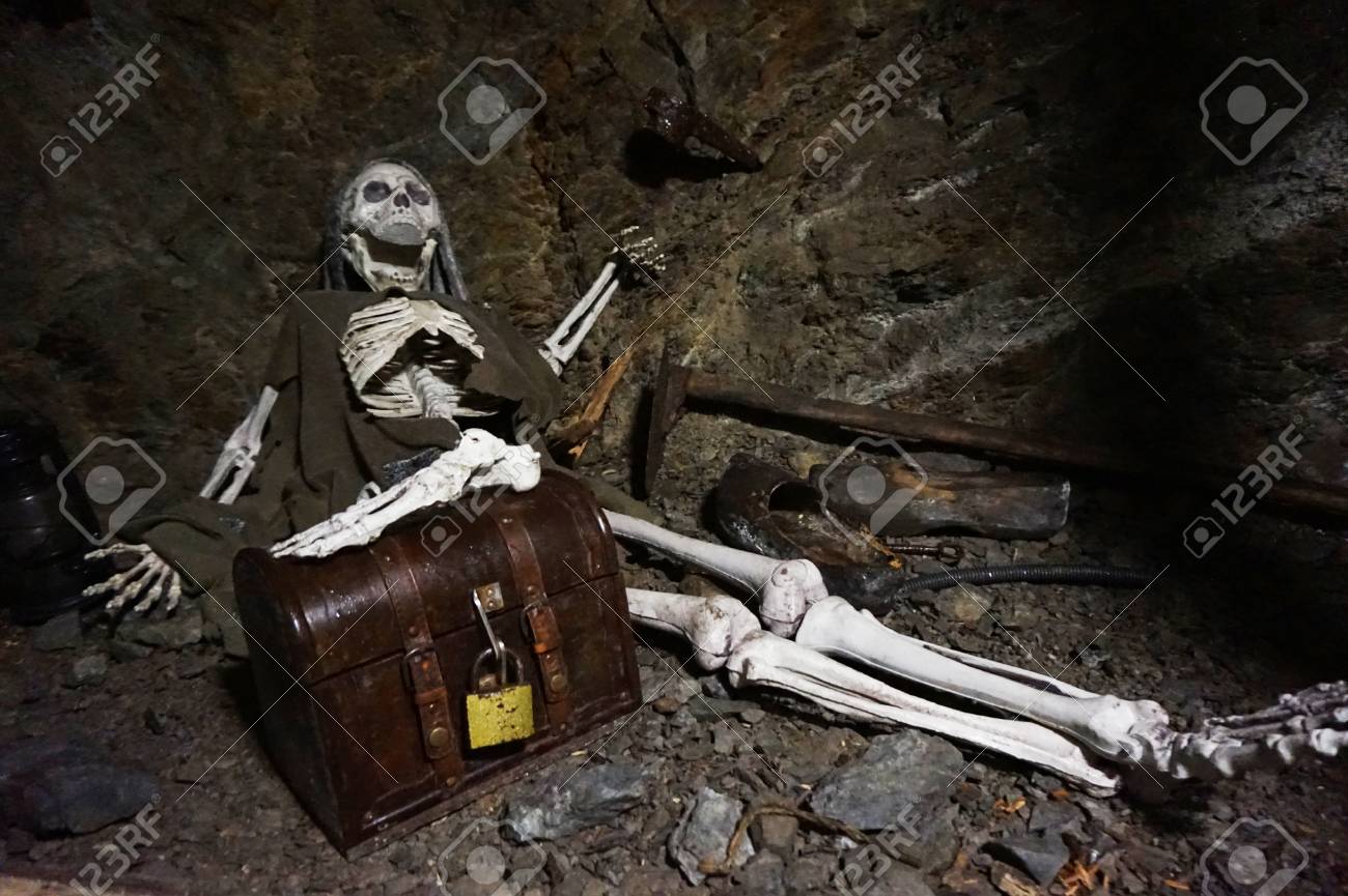 Esqueleto Humano Con Tesoro Dorado Esta Esperando El Infierno Fotos Retratos Imagenes Y Fotografia De Archivo Libres De Derecho Image 86502280