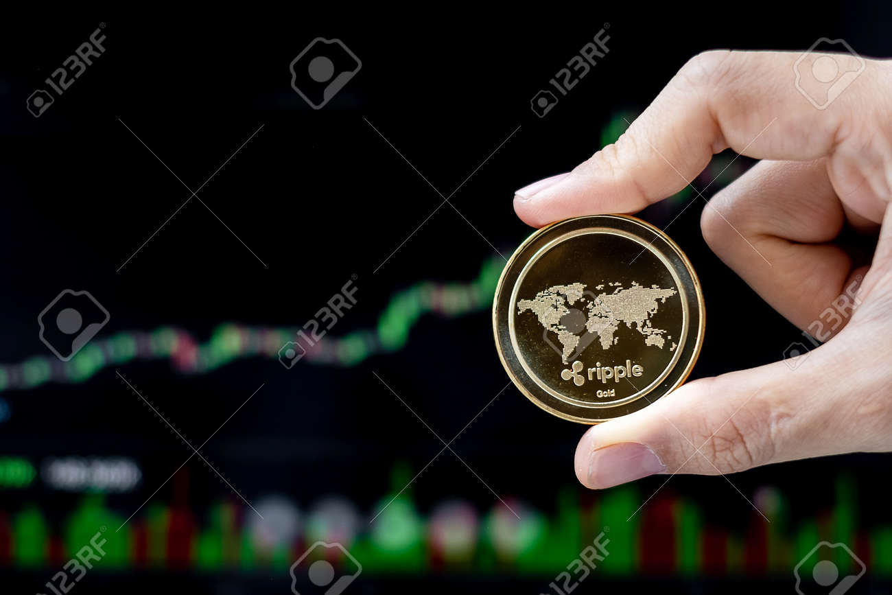 キャンドルグラフの背景を持つゴールデンリップル（XRP）暗号通貨コイン、Cryptoはブロックチェーンネットワーク内のデジタルマネーであり、テクノロジーとオンラインインターネットエクスチェンジを使用しています。の写真素材・画像素材  Image 180907520