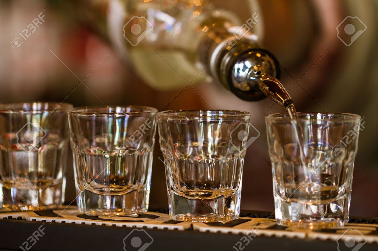 https://previews.123rf.com/images/jordanrusev/jordanrusev1304/jordanrusev130400001/19055173-Barman-make-alcoholic-shots-in-nightclub-Stock-Photo.jpg