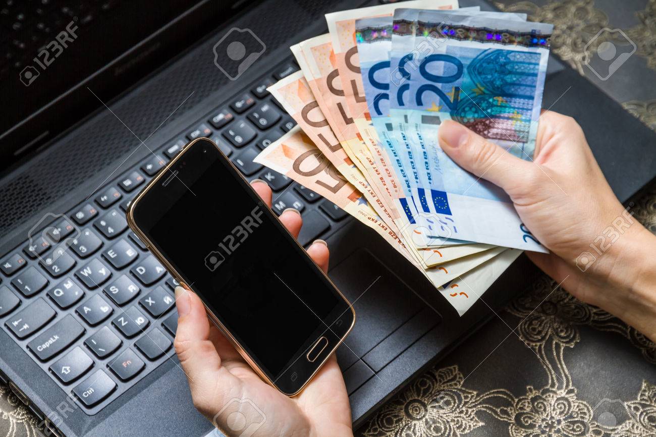 Женщина С Помощью Смарт-телефон Для На Оплату Линии. Мобильная Концепция  Покупок С Евро Деньги. Фотография, картинки, изображения и сток-фотография  без роялти. Image 35090477