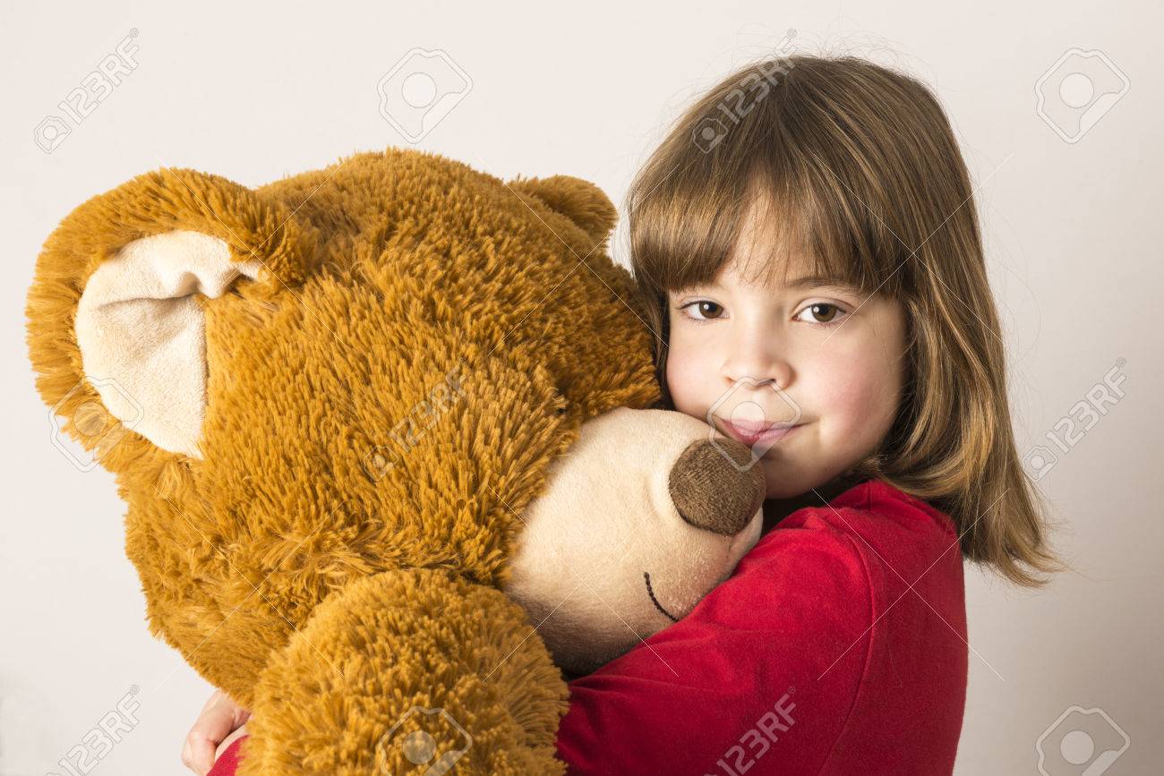 Petite Fille Etreignant Un Gros Nounours Regardant La Camera Sur Fond Blanc Banque D Images Et Photos Libres De Droits Image Petite Fille Etreignant Un Gros Nounours Regardant La Camera Sur Fond Blanc Banque D Images Et Photos Libres De Droits Image