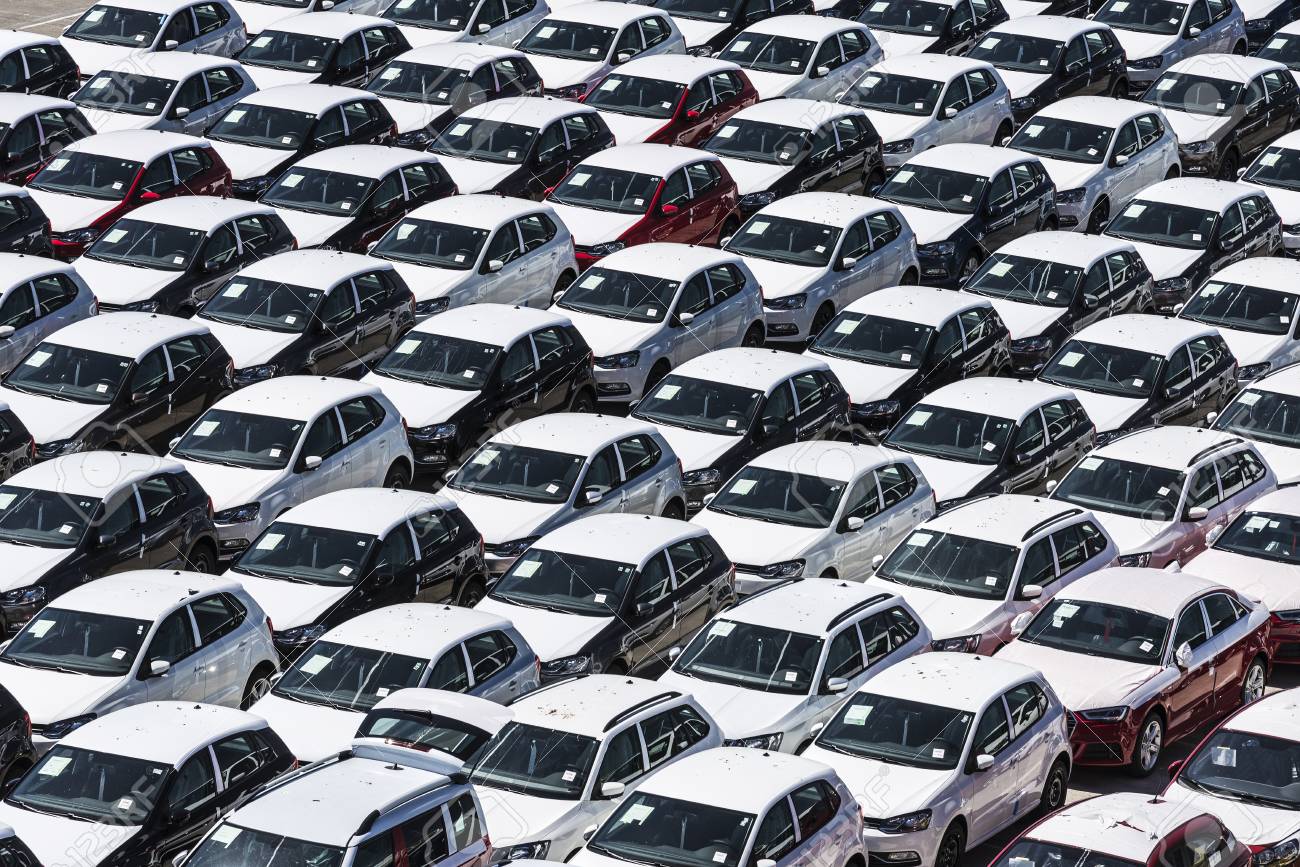 新しい車はバルセロナ カタルーニャ スペインの港に出荷する準備ができてください の写真素材 画像素材 Image