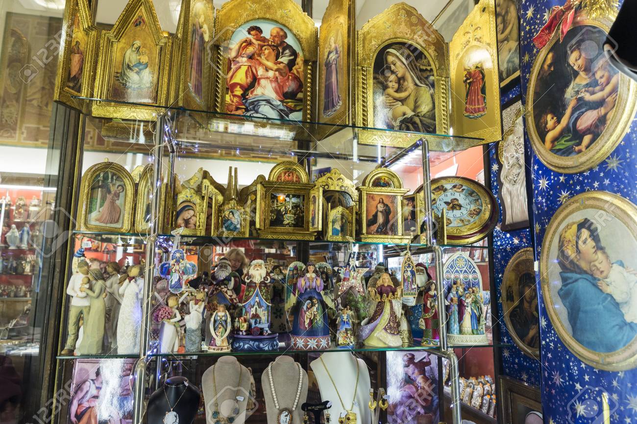 イタリア ローマ バチカン市国の宗教家とローマ イタリア 17 年 1 月 4 日 お土産店 の写真素材 画像素材 Image イタリア ローマ バチカン市国の宗教家とローマ イタリア 17 年 1 月 4 日 お土産店 の写真素材 画像素材 Image