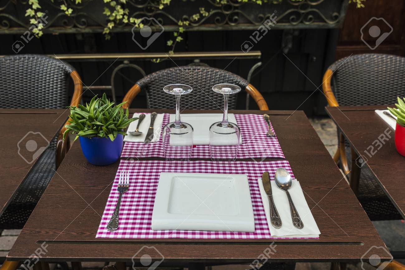 Assoire à Table Pour Manger