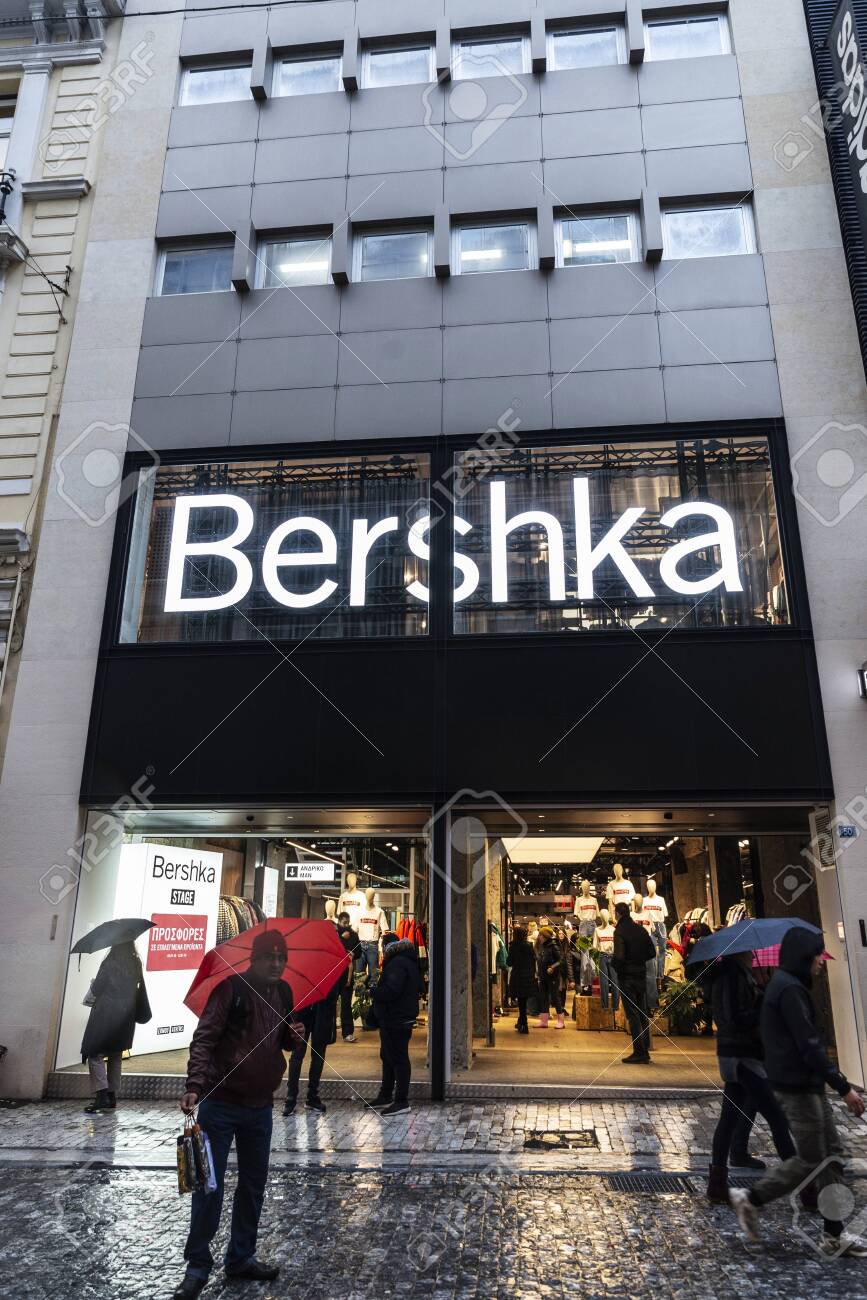 Uitdrukkelijk een heks Athens, Greece - January 4, 2019: Display Of A Bershka Store At Night With People Around In Athens, Greece Stock Photo, Picture And Royalty Free Image. Image 132989444. Uitdrukkelijk een heks Athens, Greece - January 4, 2019: Display Of A Bershka Store At Night With People Around In Athens, Greece Stock Photo, Picture And Royalty Free Image. Image 132989444.