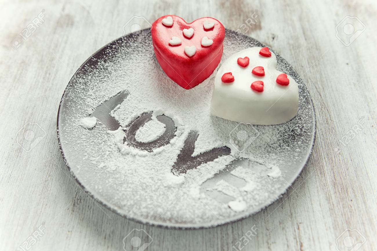 Coeur Gateau En Forme De Coupe Pour Saint Valentin Banque D Images Et Photos Libres De Droits Image Coeur Gateau En Forme De Coupe Pour Saint Valentin Banque D Images Et Photos Libres De Droits Image