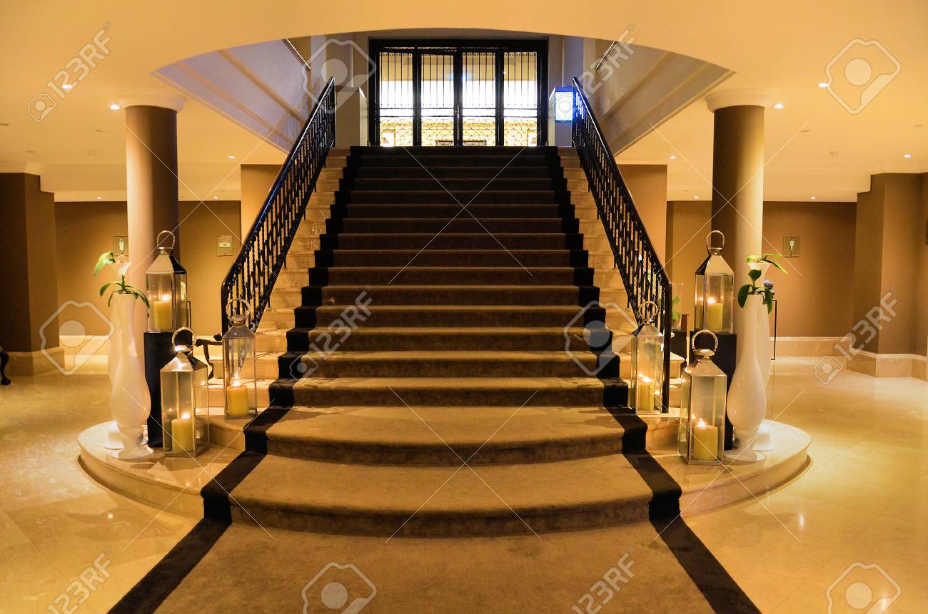 お金持ちの家の内部の階段の写真素材・画像素材 Image 34587147